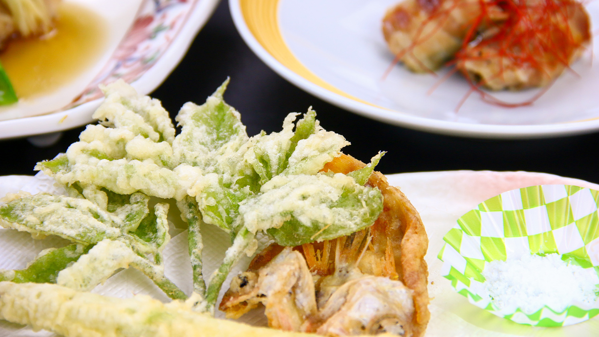 #夕食一例　細竹と旬野菜の天ぷらで、山里の春の恵みをお楽しみください