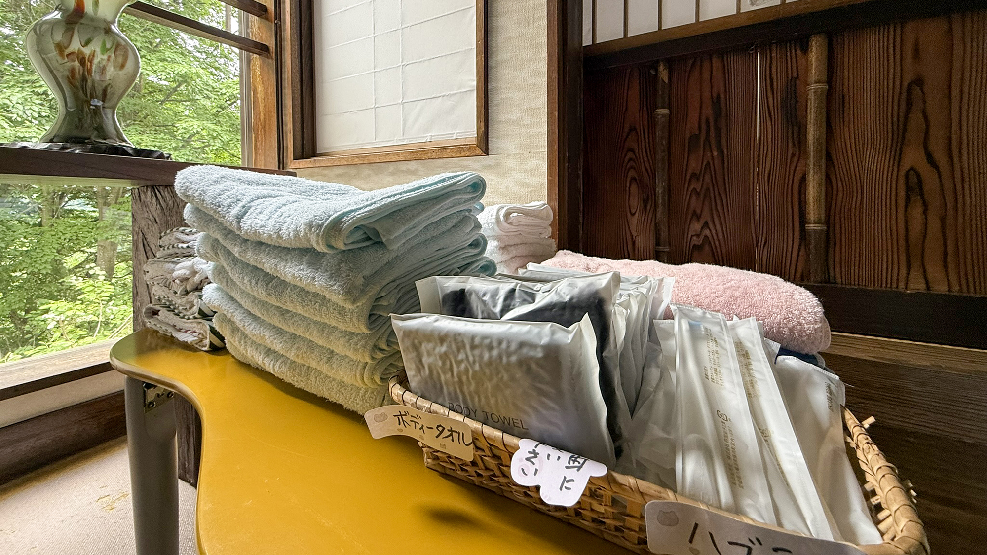 #風呂　お風呂入り口にタオルや歯ブラシも常備しております