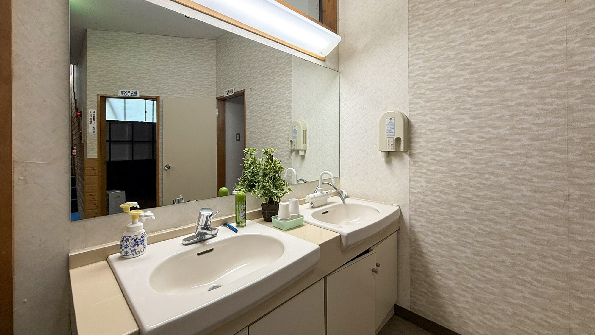 #風呂　湯上がりはすぐそばの男女共用洗面でドライヤーも使えます