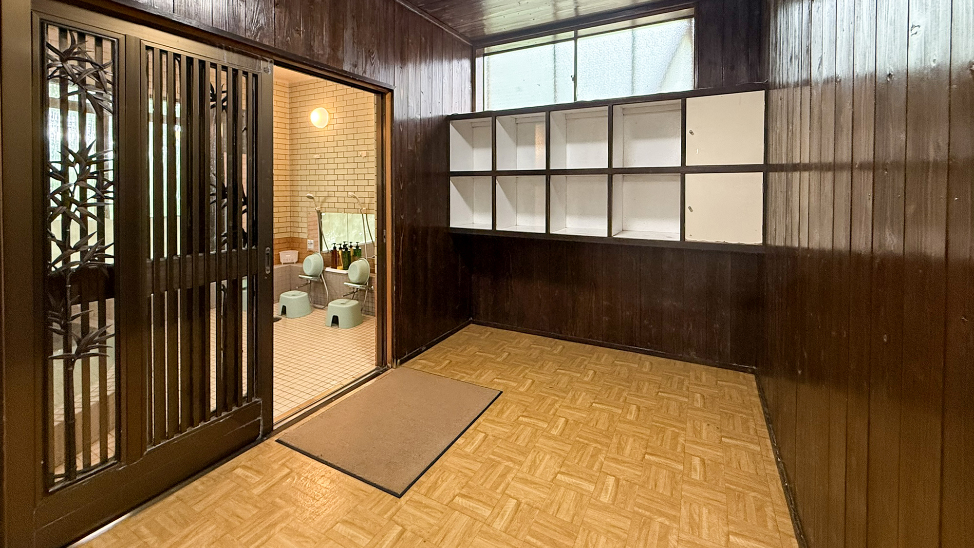 #男性脱衣所　シンプルで使いやすい脱衣スペースです