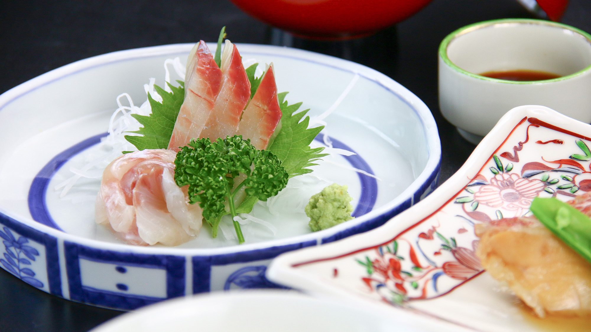 #夕食一例　食卓を彩る刺身盛りで、心和むひとときをお過ごしください