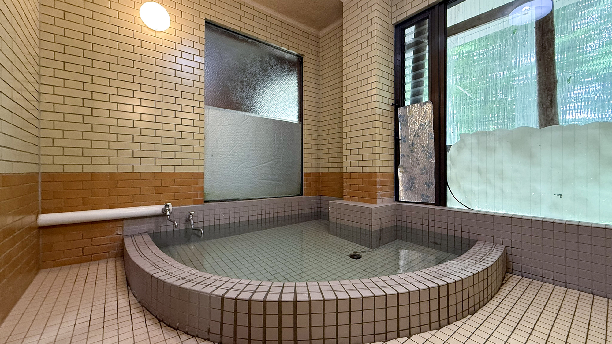 #男湯　自然に囲まれた山の宿で、心身をほぐす時間をお過ごしください