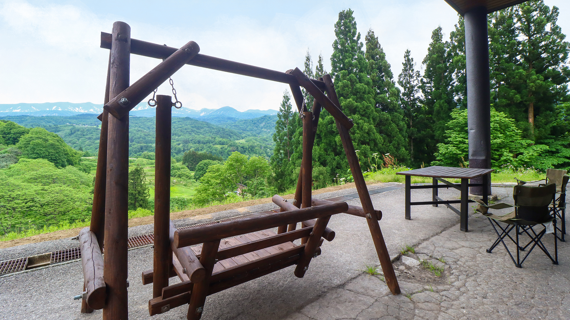 #周辺景観　月山を眺めながらのんびりと♪山の宿のブランコです