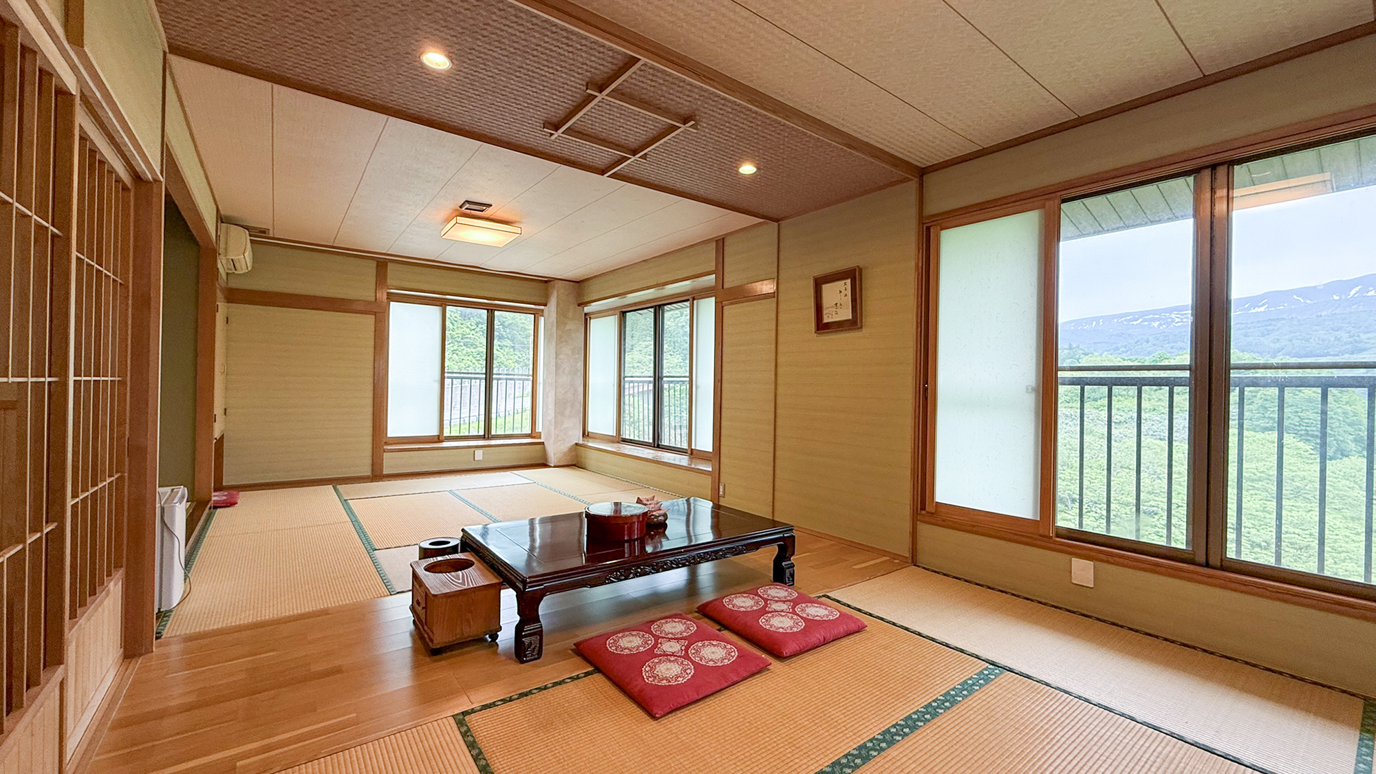 #月山　名前の通り月山を望める、宿自慢のお部屋です