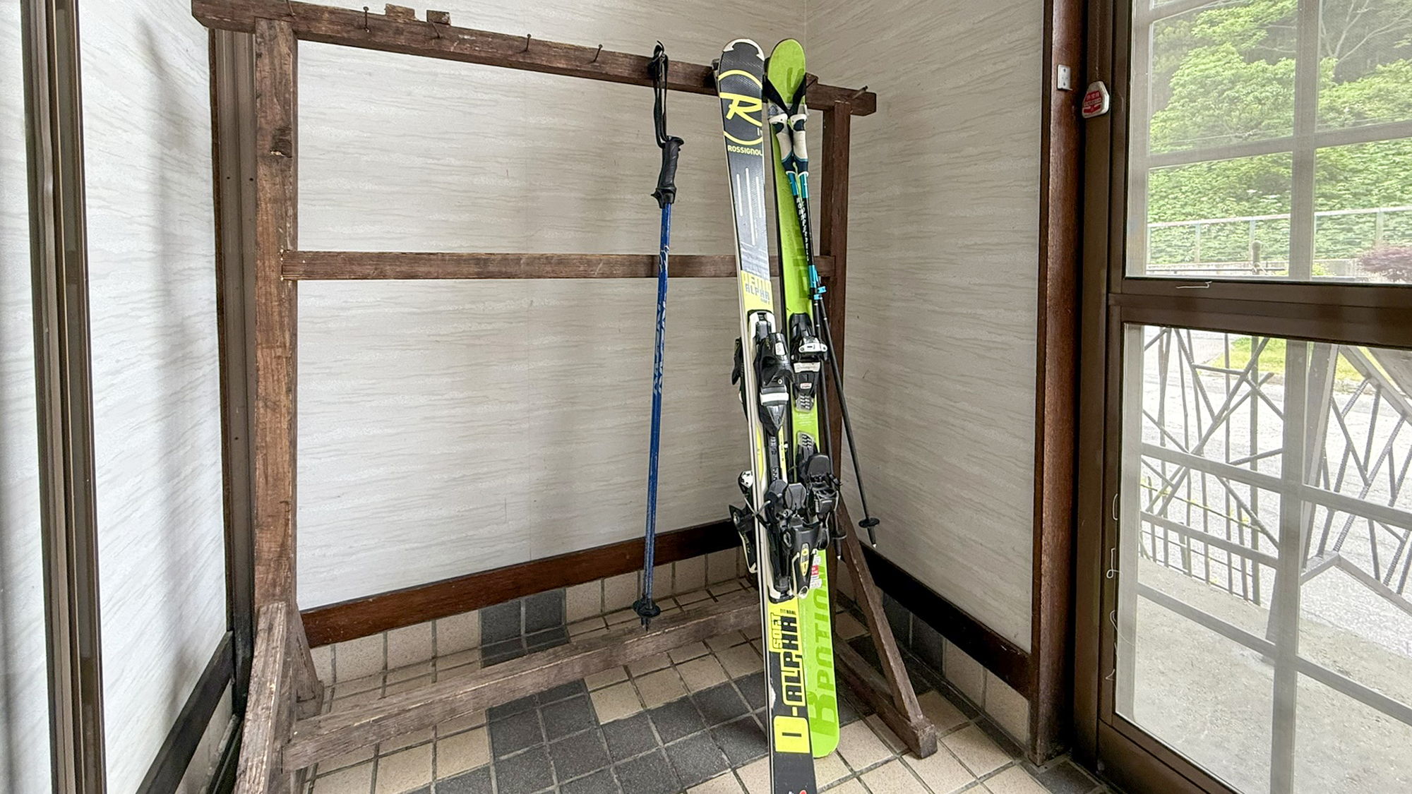 #玄関　スキー道具の乾燥スペースもあり、冬の滞在も快適にお過ごしいただけます