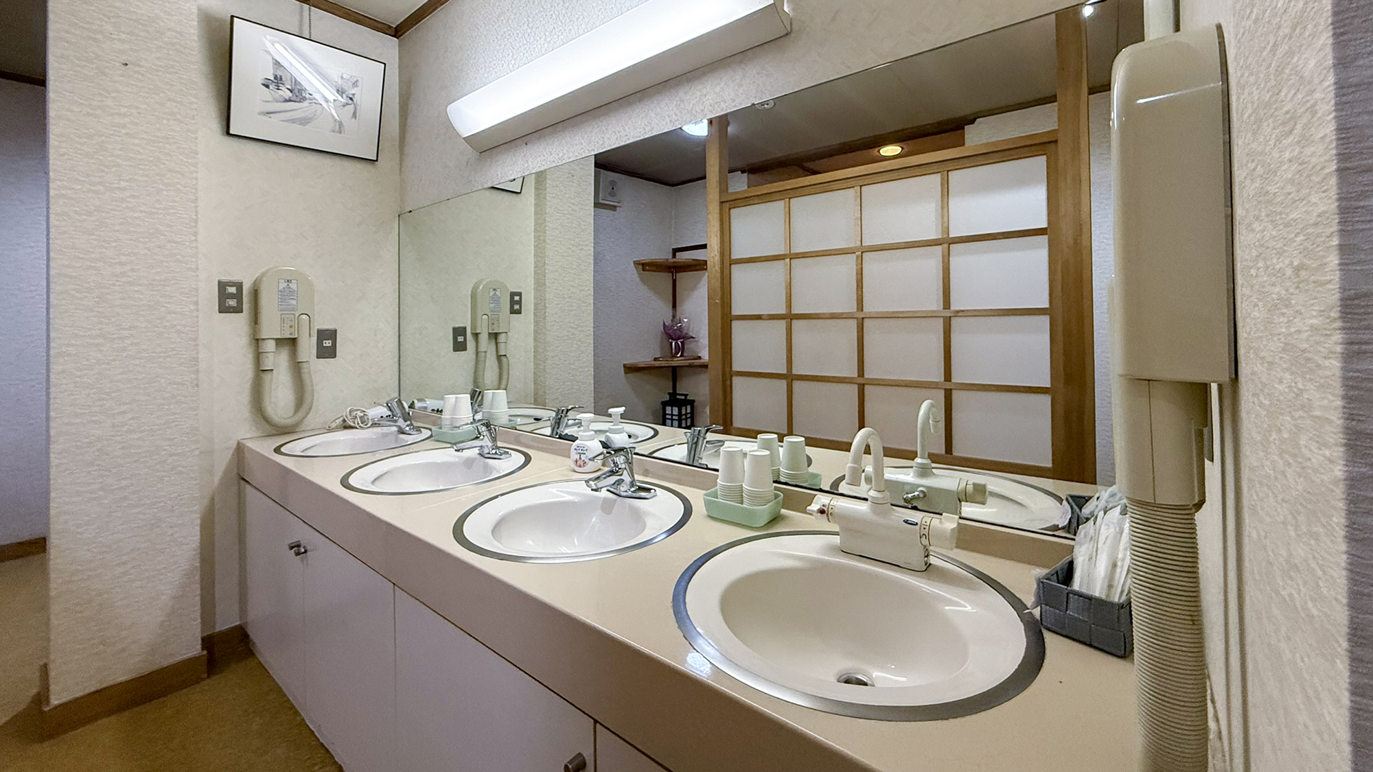 #洗面　2階の共用洗面台は4つあり、朝の支度も混まずに使えます