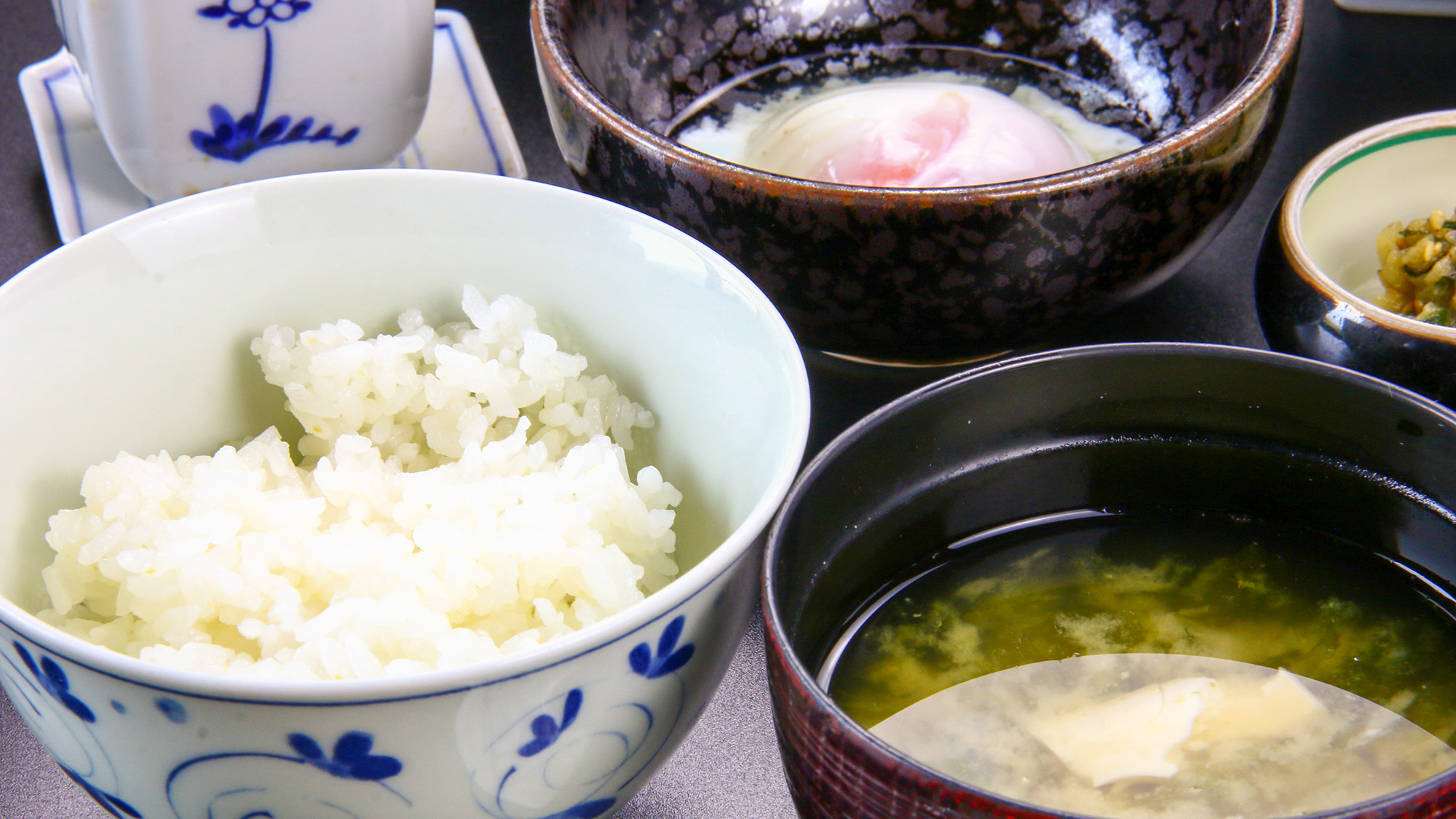 #朝食　一日の活力をくれる、やさしい味わいの味噌汁とお米をお楽しみください