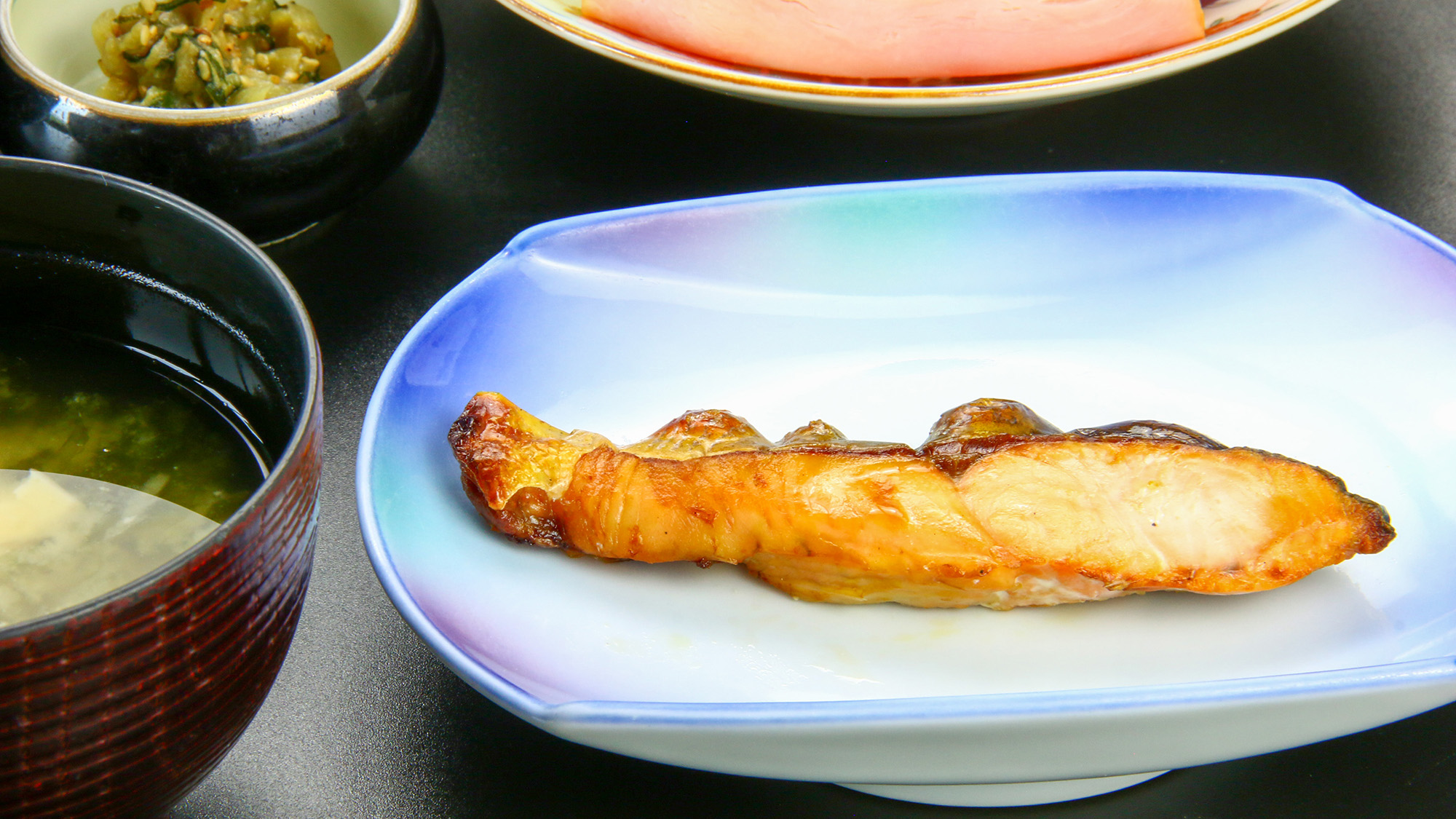 #朝食一例　ふっくらと仕上がった焼き魚で、和朝食の王道をお楽しみください