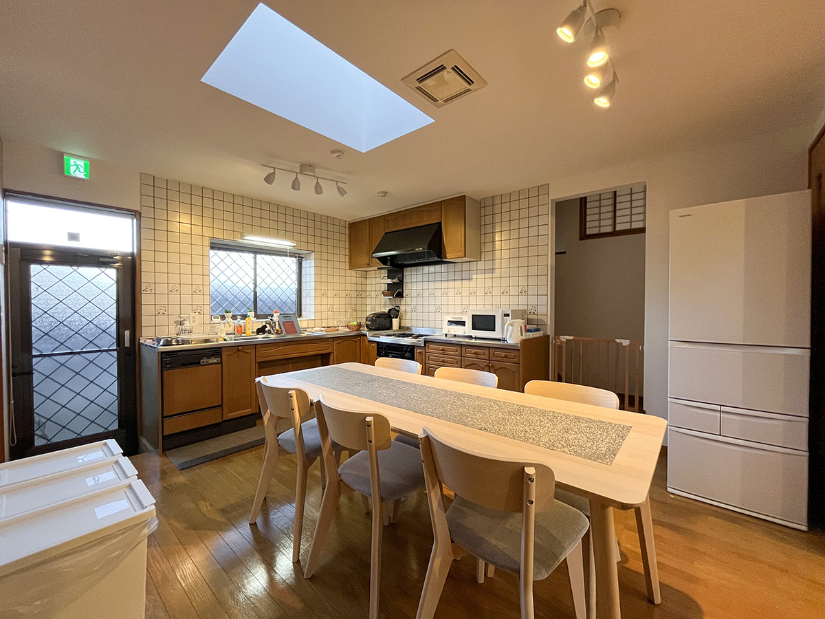 #リビング・ダイニング　長期滞在にも嬉しい充実の調理器具付きキッチンがございます