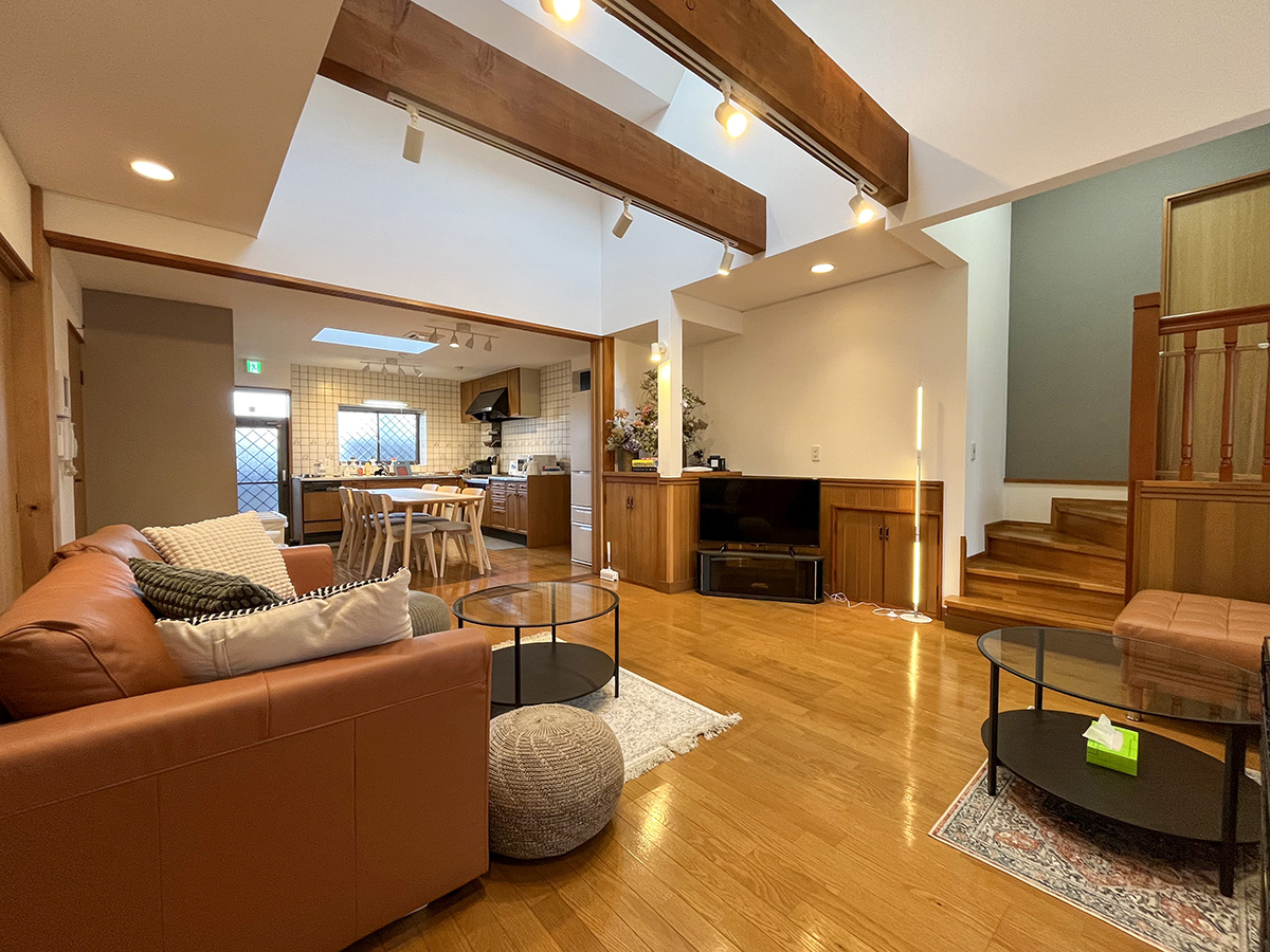 #リビング・ダイニング　自然光が差し込む吹き抜けのリビングでゆっくりお過ごしください