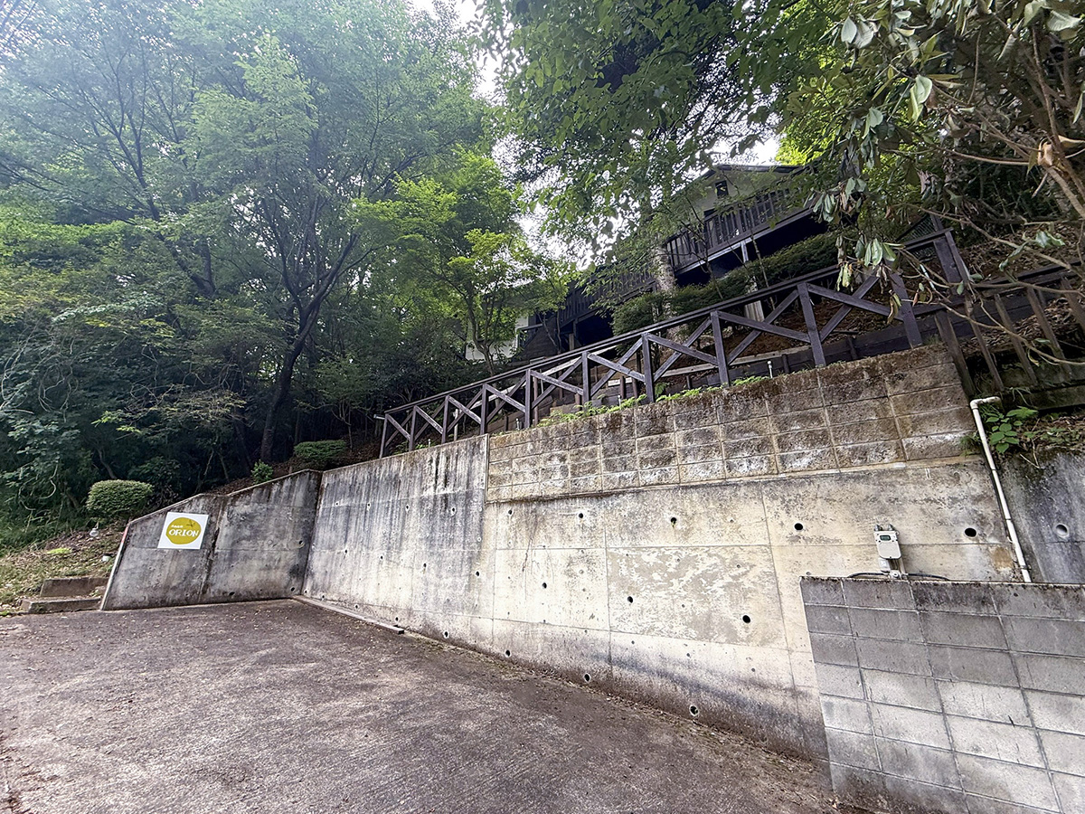 #外観　森の静けさに包まれた、ペットと泊まれる一棟貸しの宿です