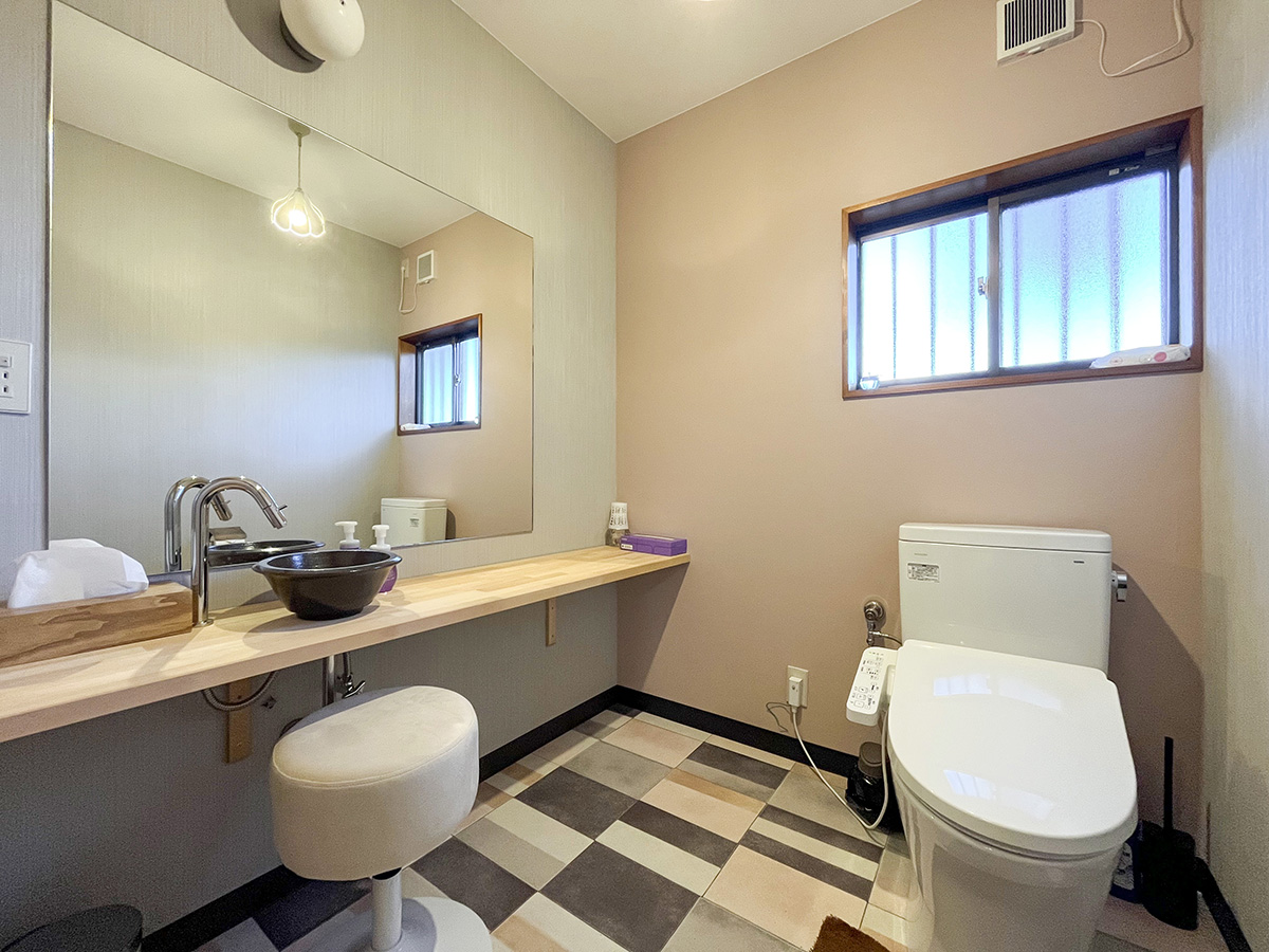 #お手洗い　大きな鏡付きで身支度も快適な清潔ウォシュレットトイレです