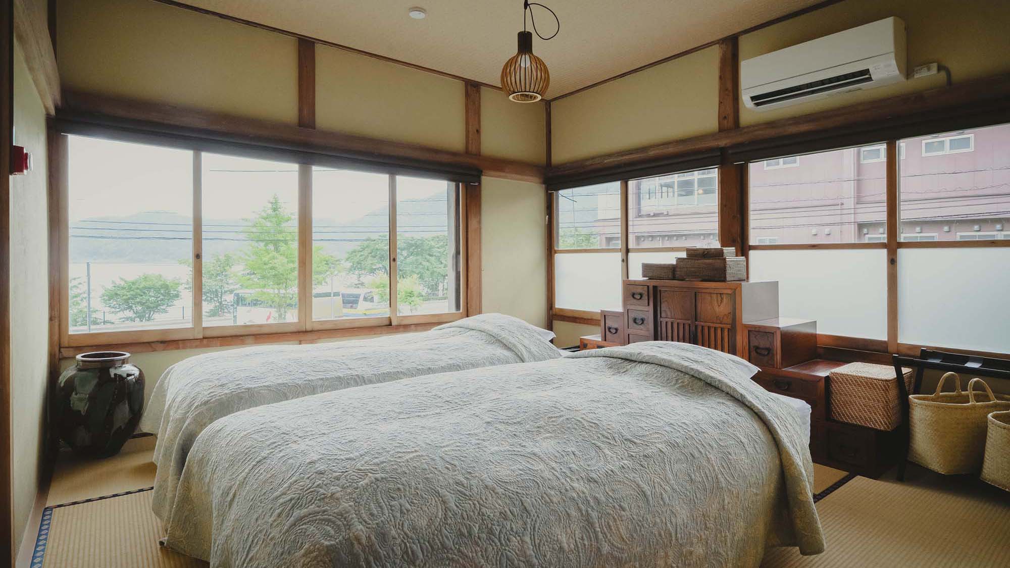 ・【寝室２】シングルベッド2台完備。和の趣感じる空間で、リラックスしてお過ごしください