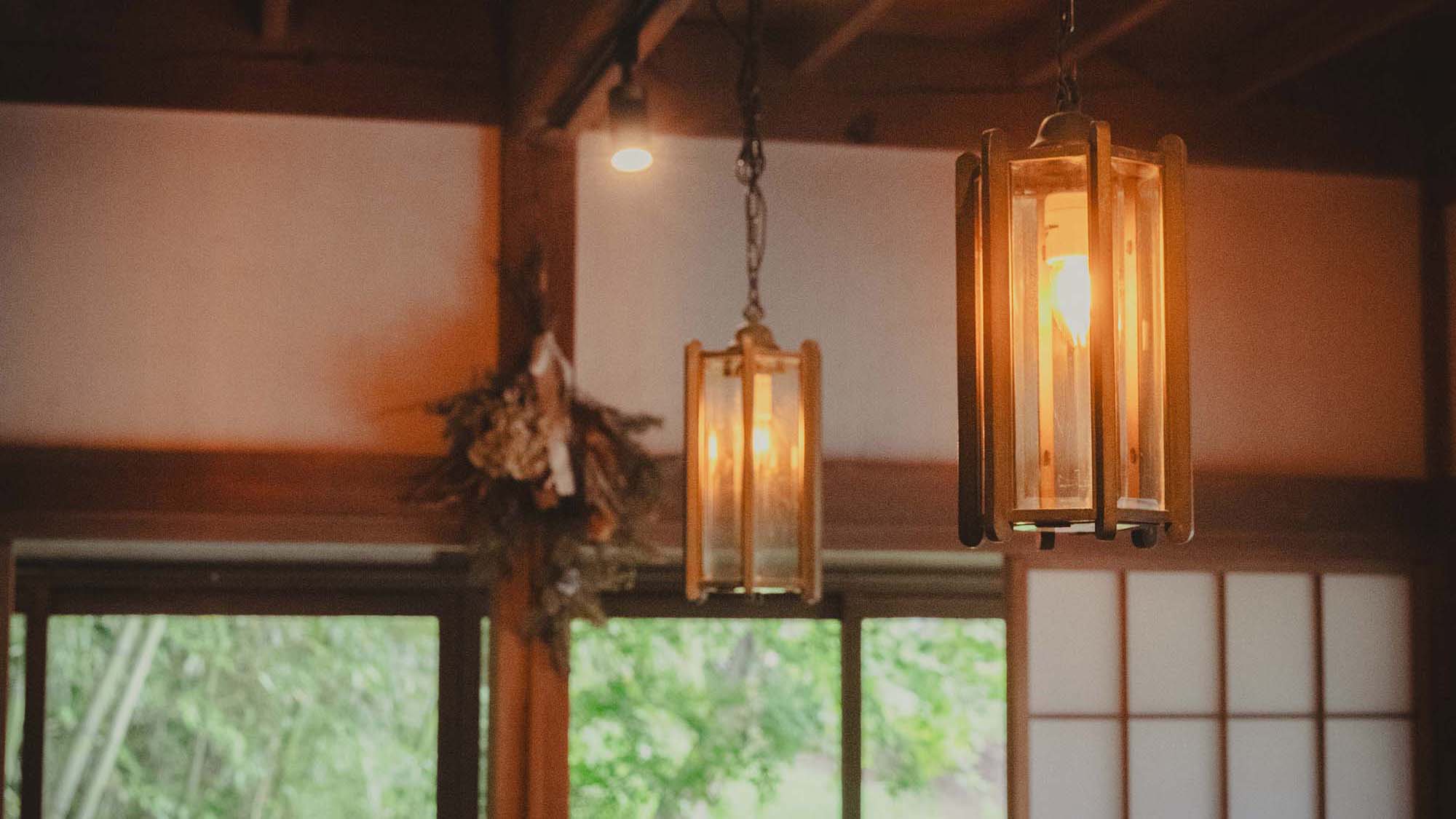 ・【ダイニング】温かなライトが灯る、くつろぎのダイニング