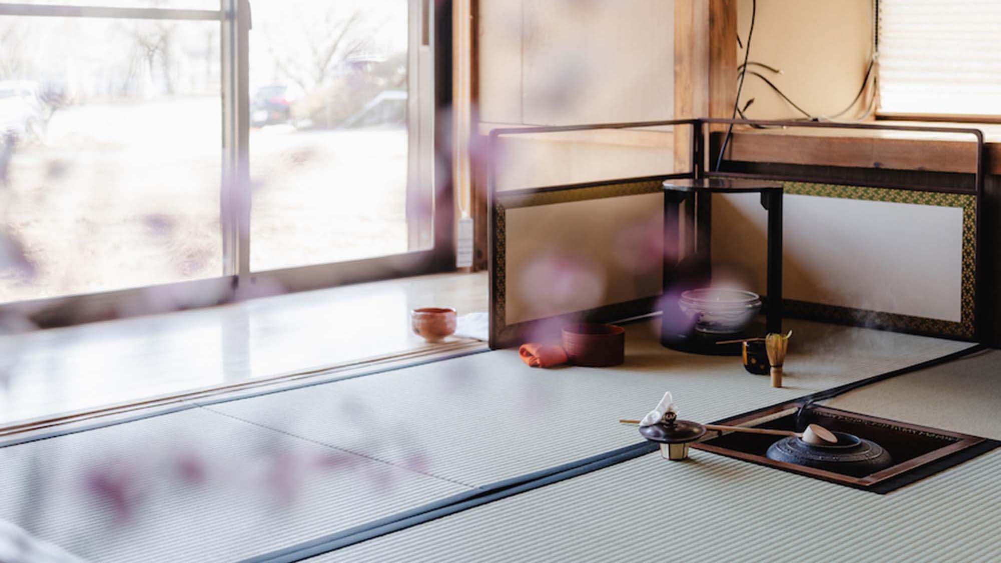 ・【和室】和の趣感じる畳に、布団を敷いておやすみいただけます