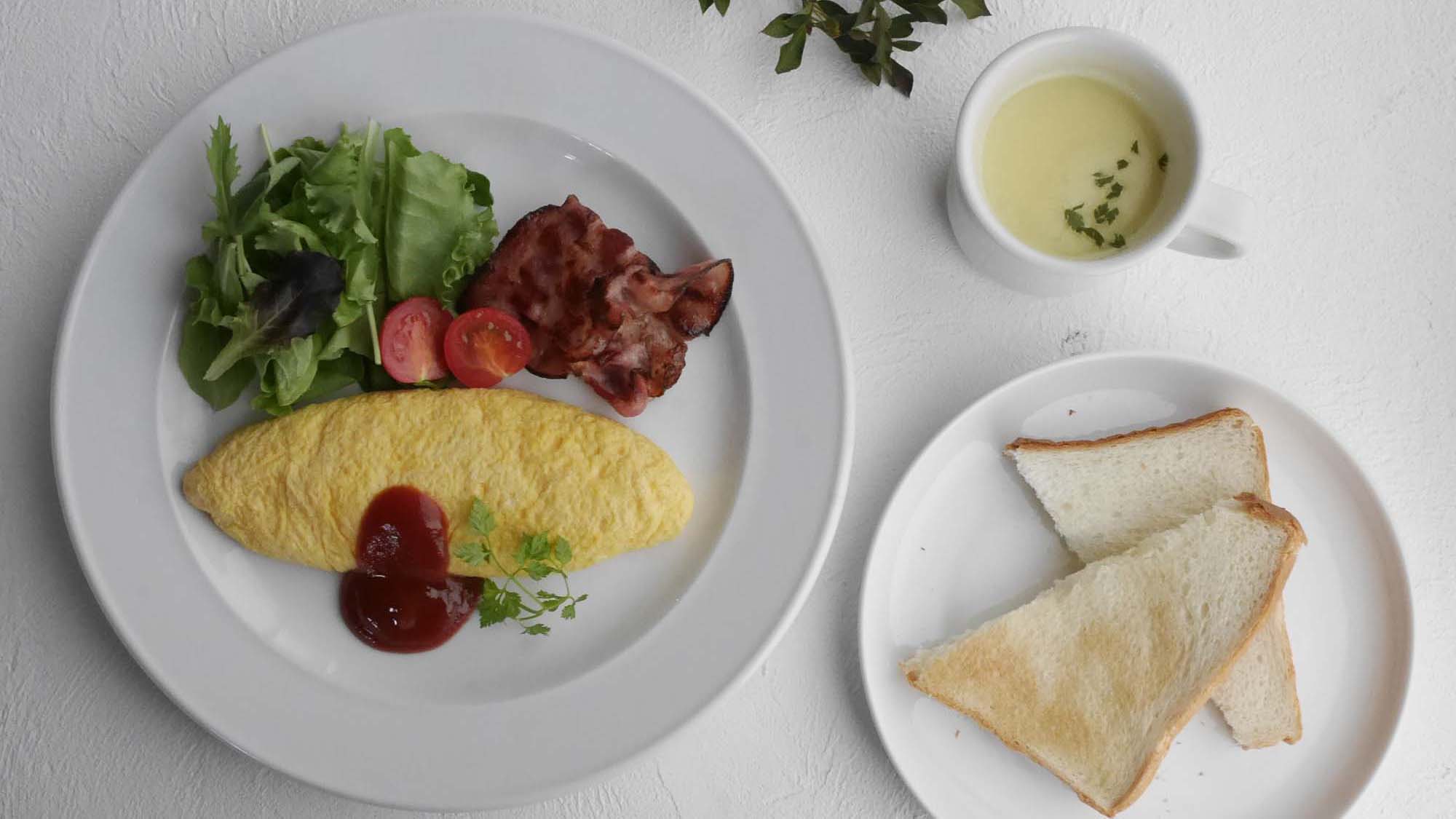 ・【洋朝食一例】地元食材の洋朝食。焼きたてパンとふわふわオムレツで