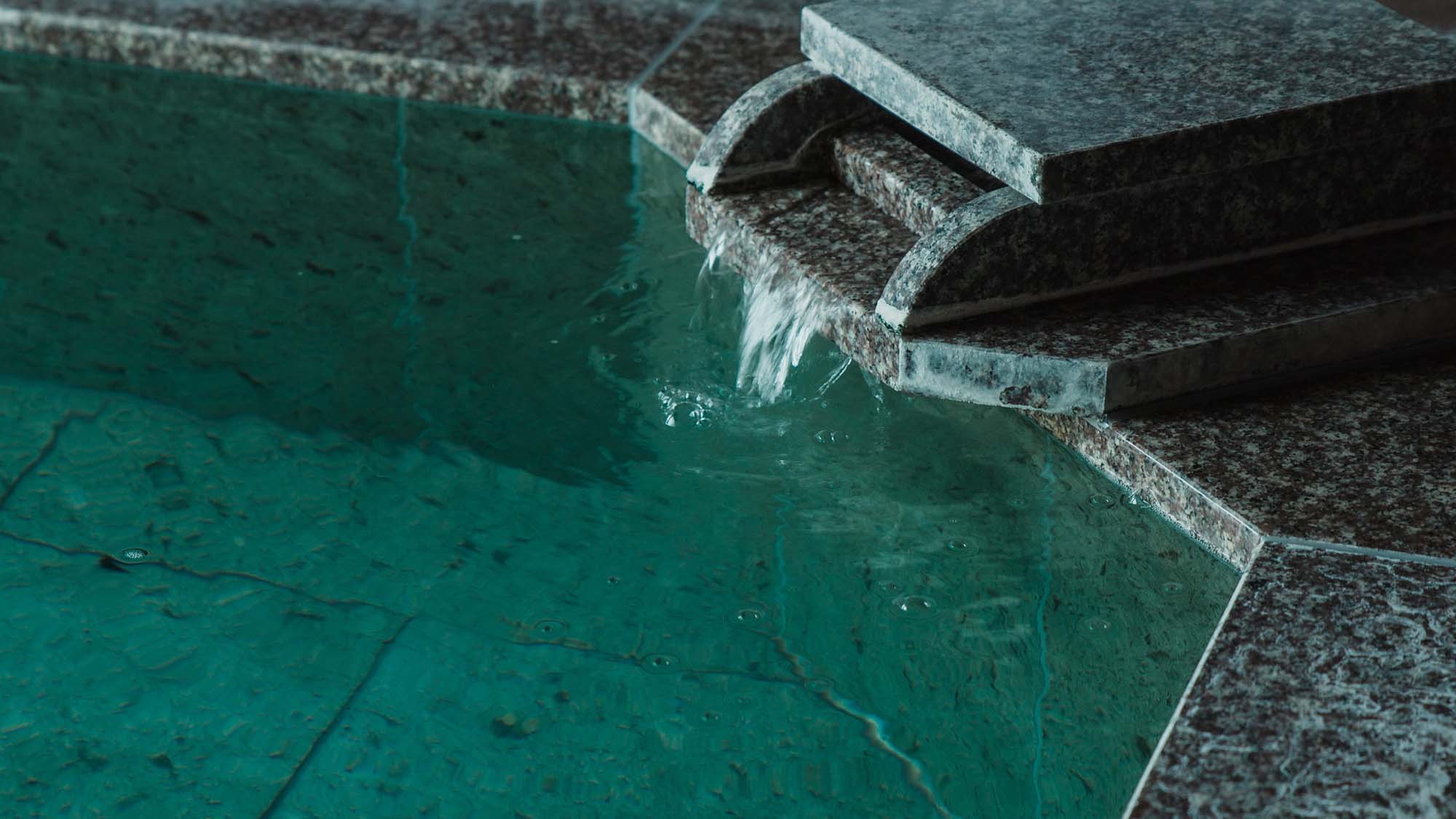 ・【周辺】当施設から徒歩約1分の足和田ホテルで、湯浴みをお愉しみください