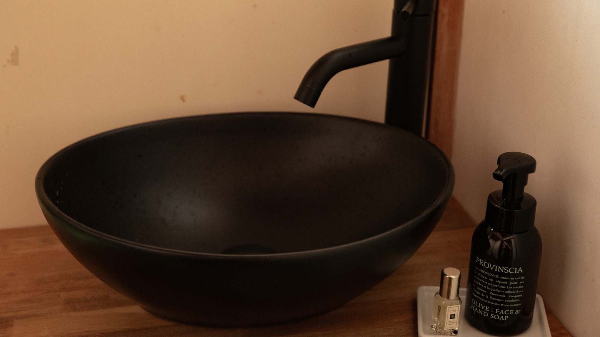 ・【洗面】趣きある陶器の手洗い場で、和の風情を感じるひととき