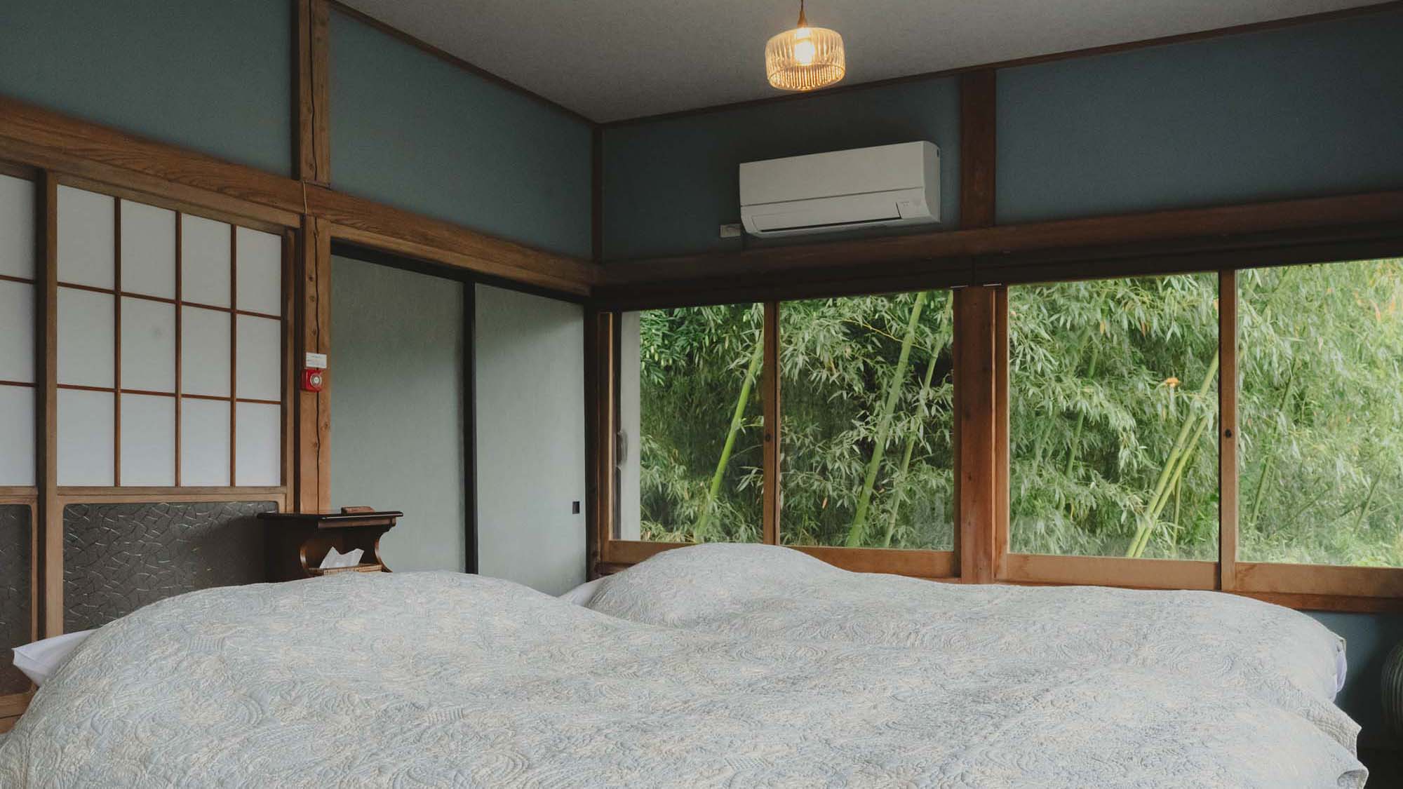・【寝室1】竹林に癒される寝室でゆっくりお休みください