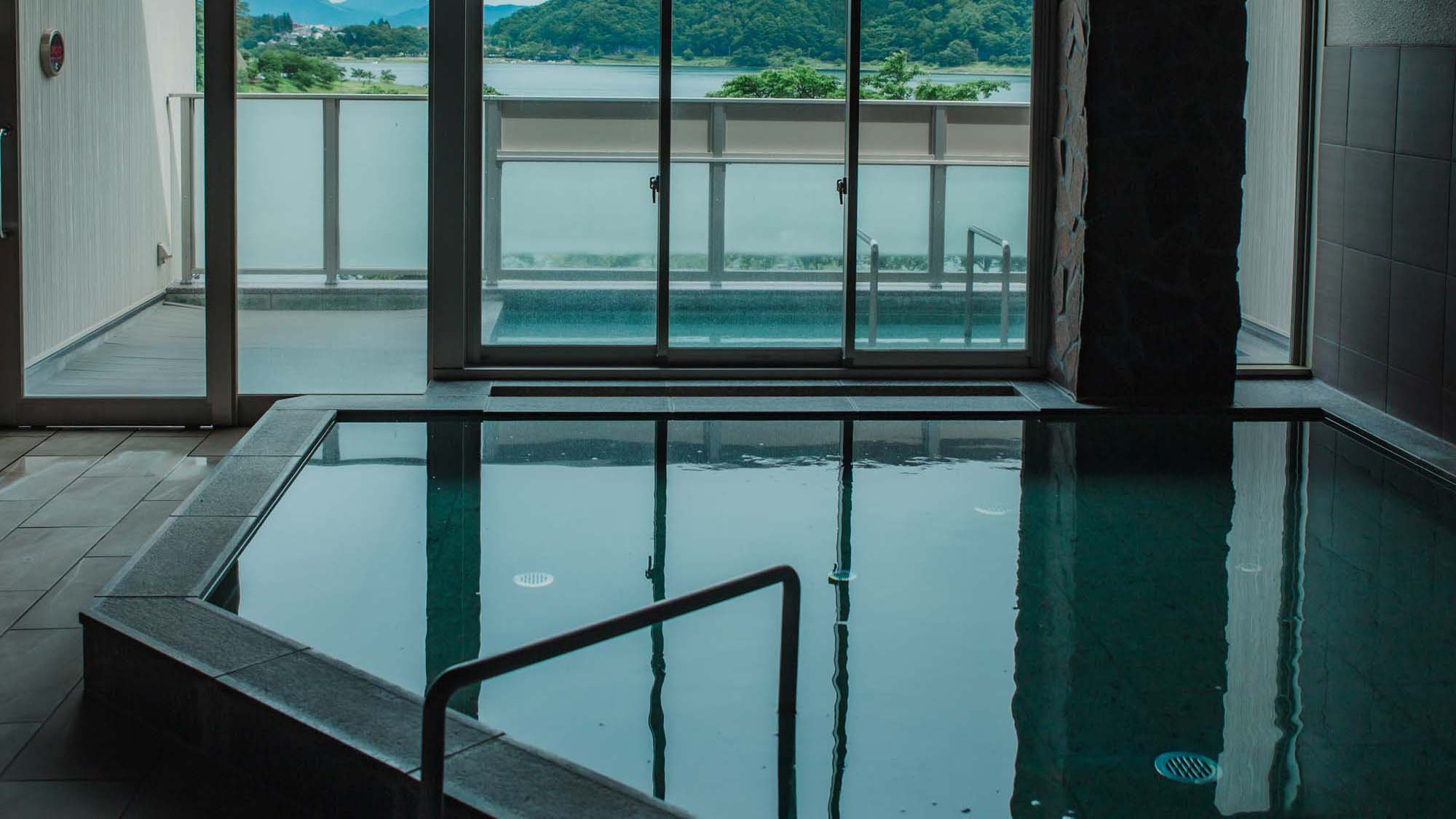 ・【周辺】宿泊のお客様限定で当施設から徒歩約1分の足和田ホテルの温泉1回利用券をプレゼントいたします