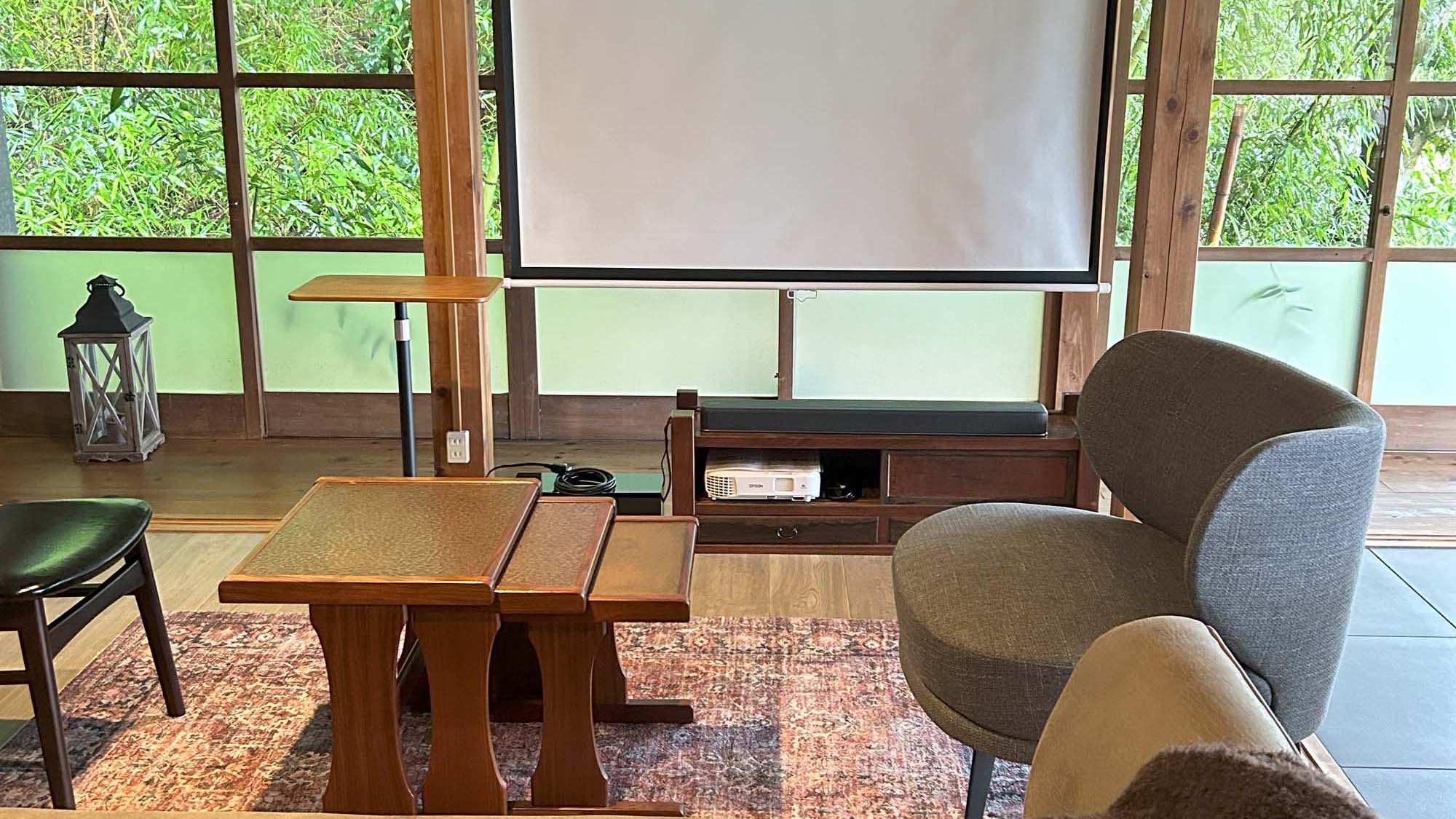 ・【リビング】プロジェクターを見ながらみんなで団らんの時間をお過ごしください