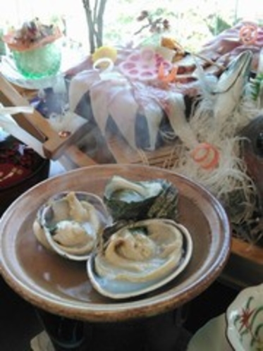 湯けむり「竜宮プラン」大浅利とサザエの陶板焼き・海鮮丼