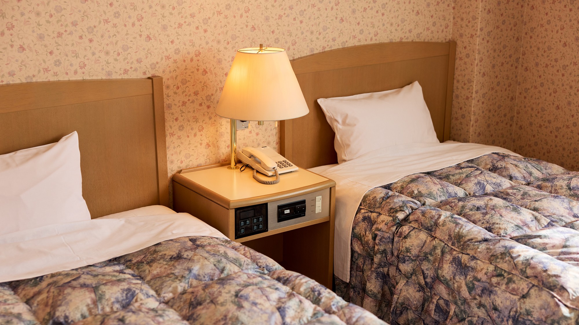 お部屋のタイプはさまざま。中には可愛らしい壁紙のお部屋もございます。