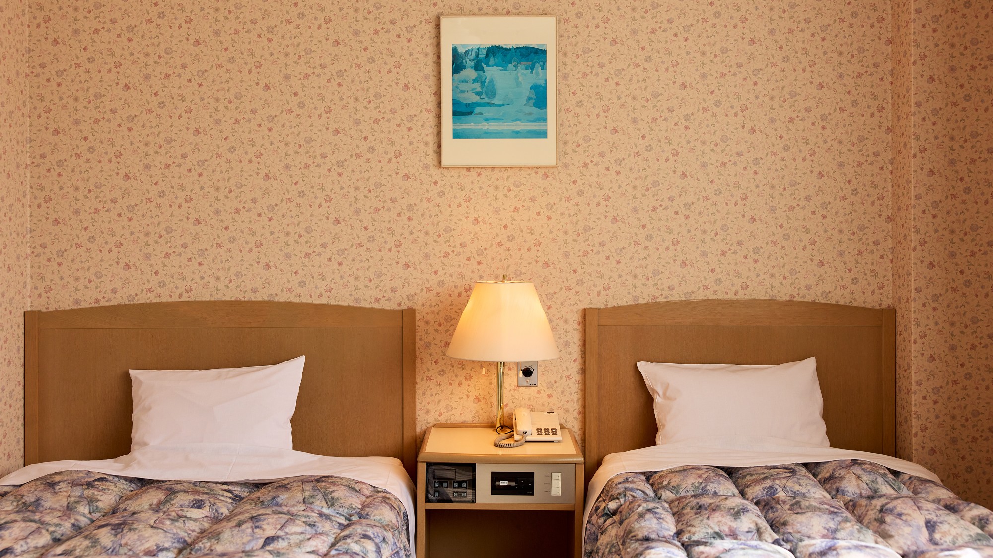 お部屋のタイプはさまざま。中には可愛らしい壁紙のお部屋もございます。