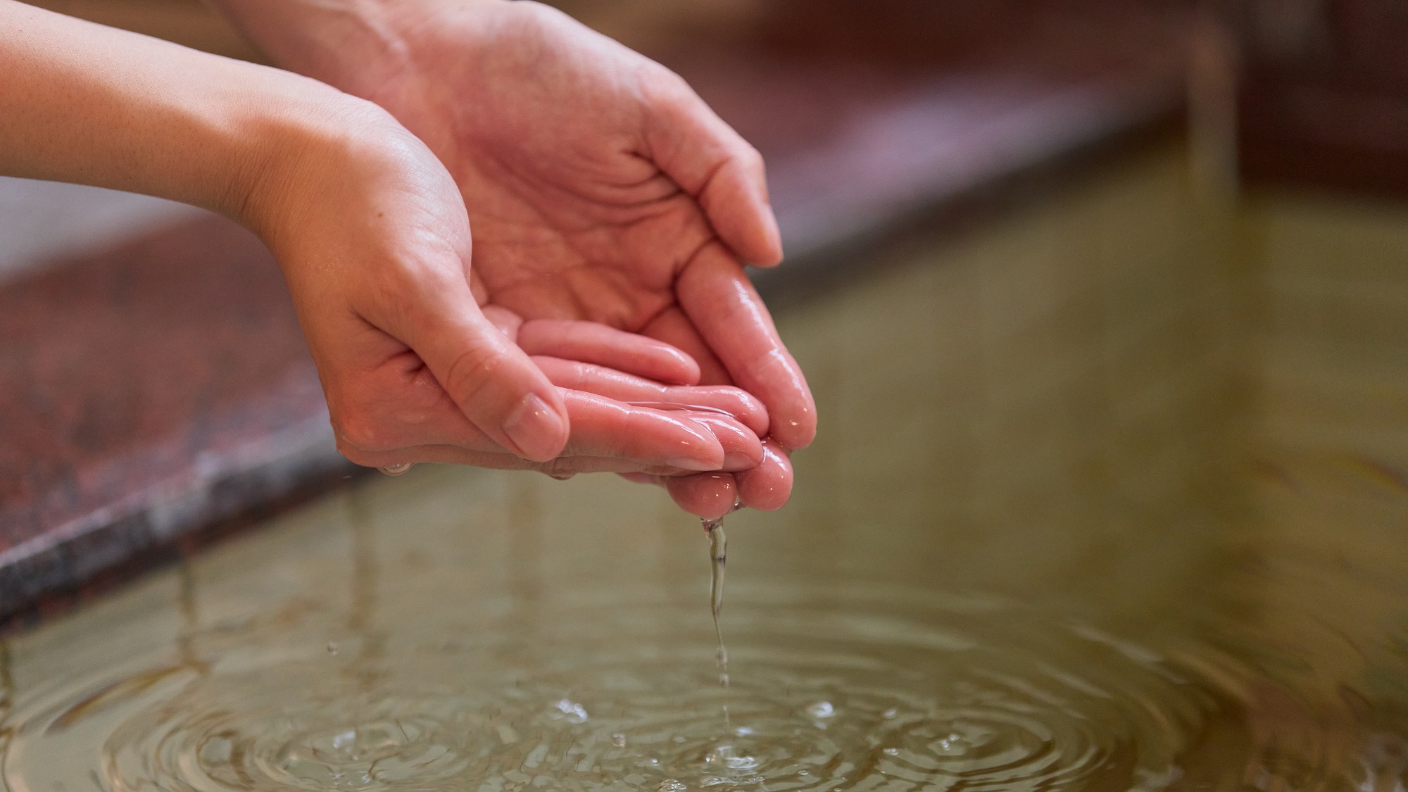 湯あたりが柔らかく癒し効果があるのが特徴の温泉です。