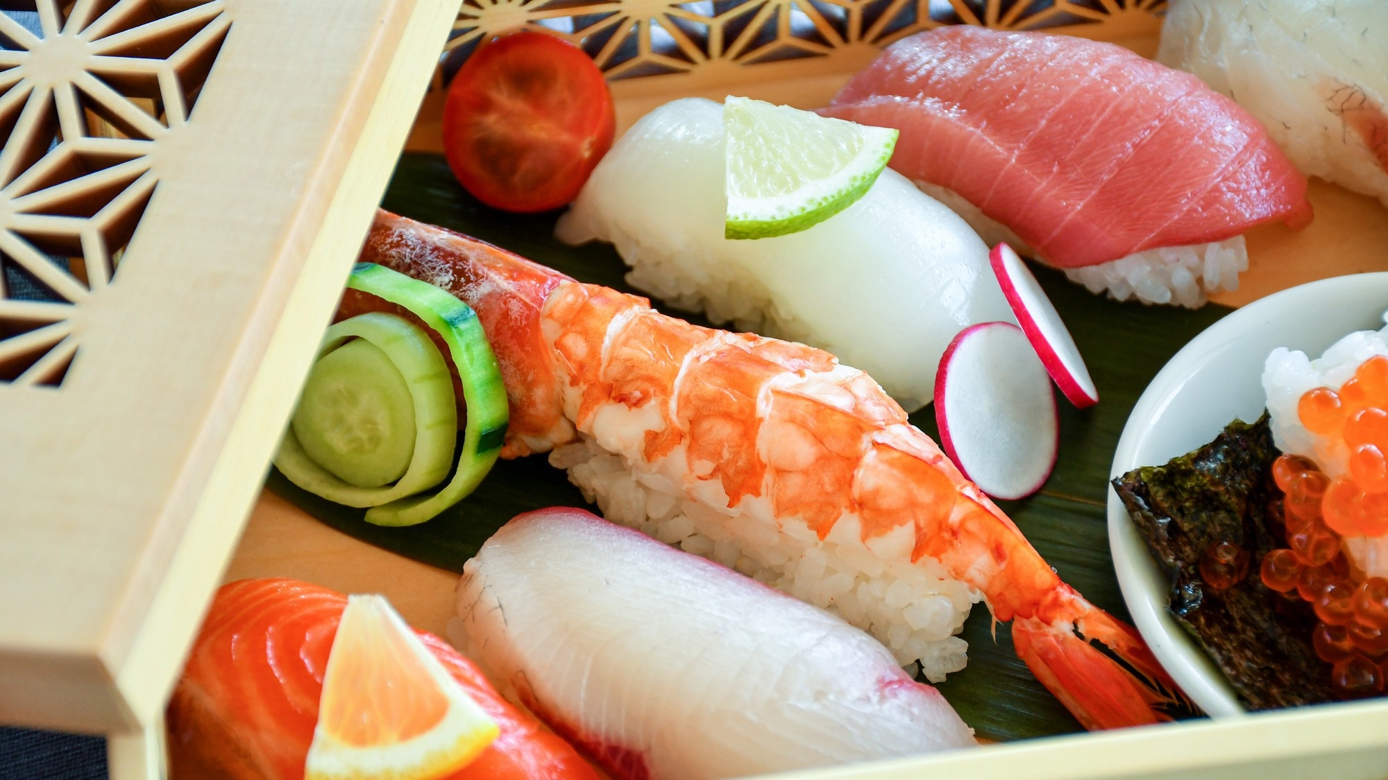 【VILLA限定〇朝から贅沢あわび釜飯付】海鮮三昧！握り寿司と季節のアラカルト＜海彩-UMIIRO＞