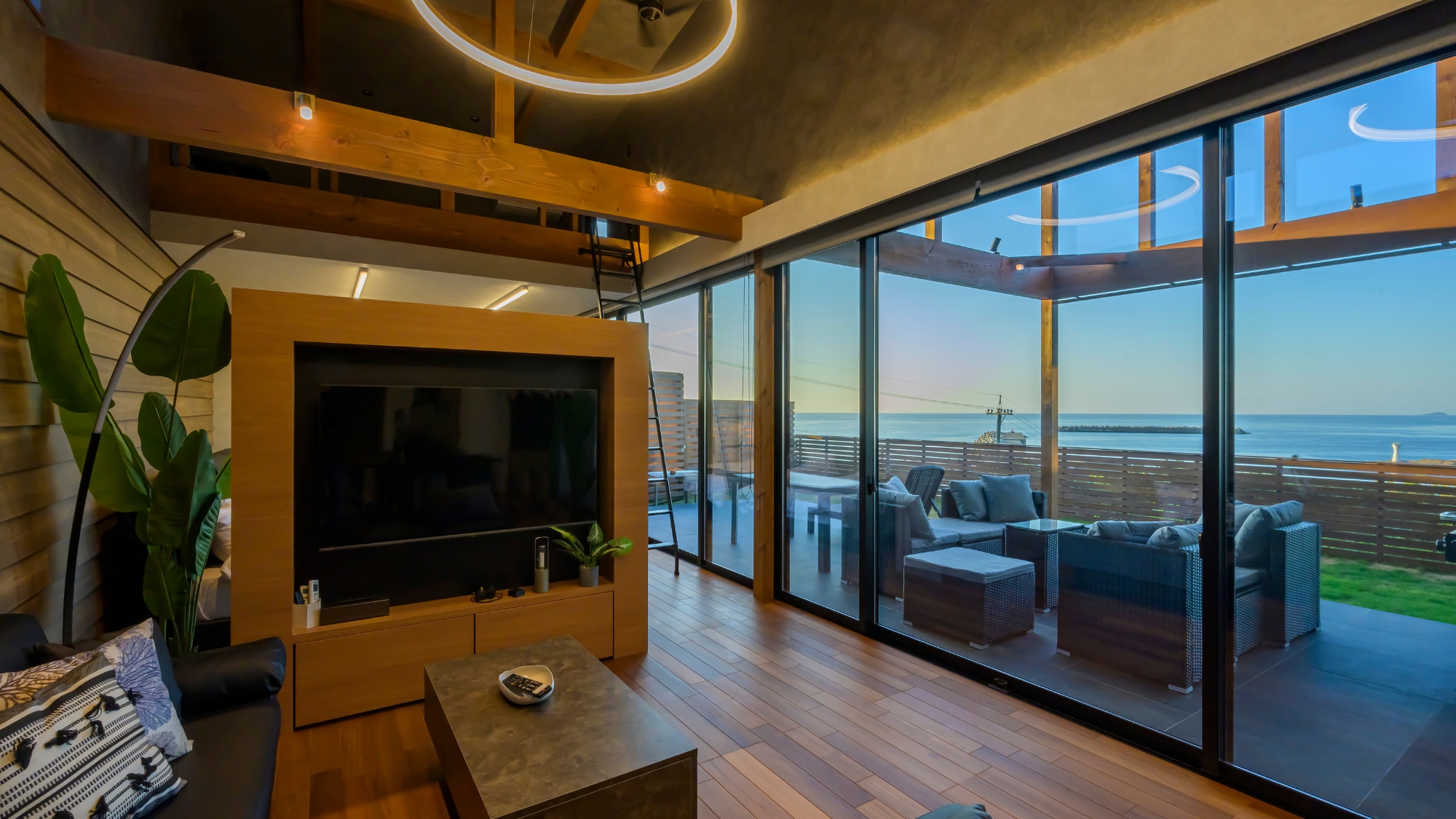 「大人の隠れ家」をコンセプトとした、シックな雰囲気の客室で寛ぐ。