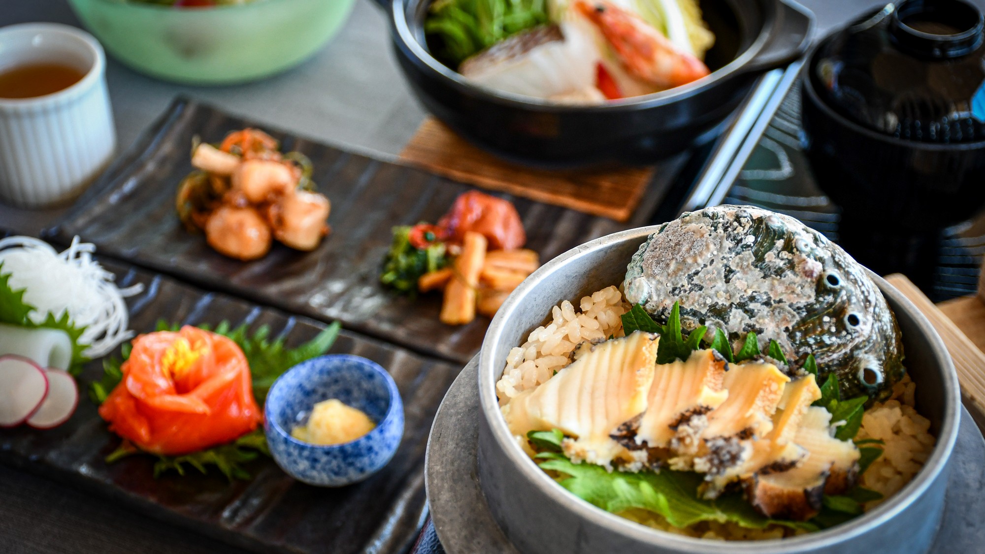朝のごちそう御膳～特製あわび釜飯と海鮮鍋