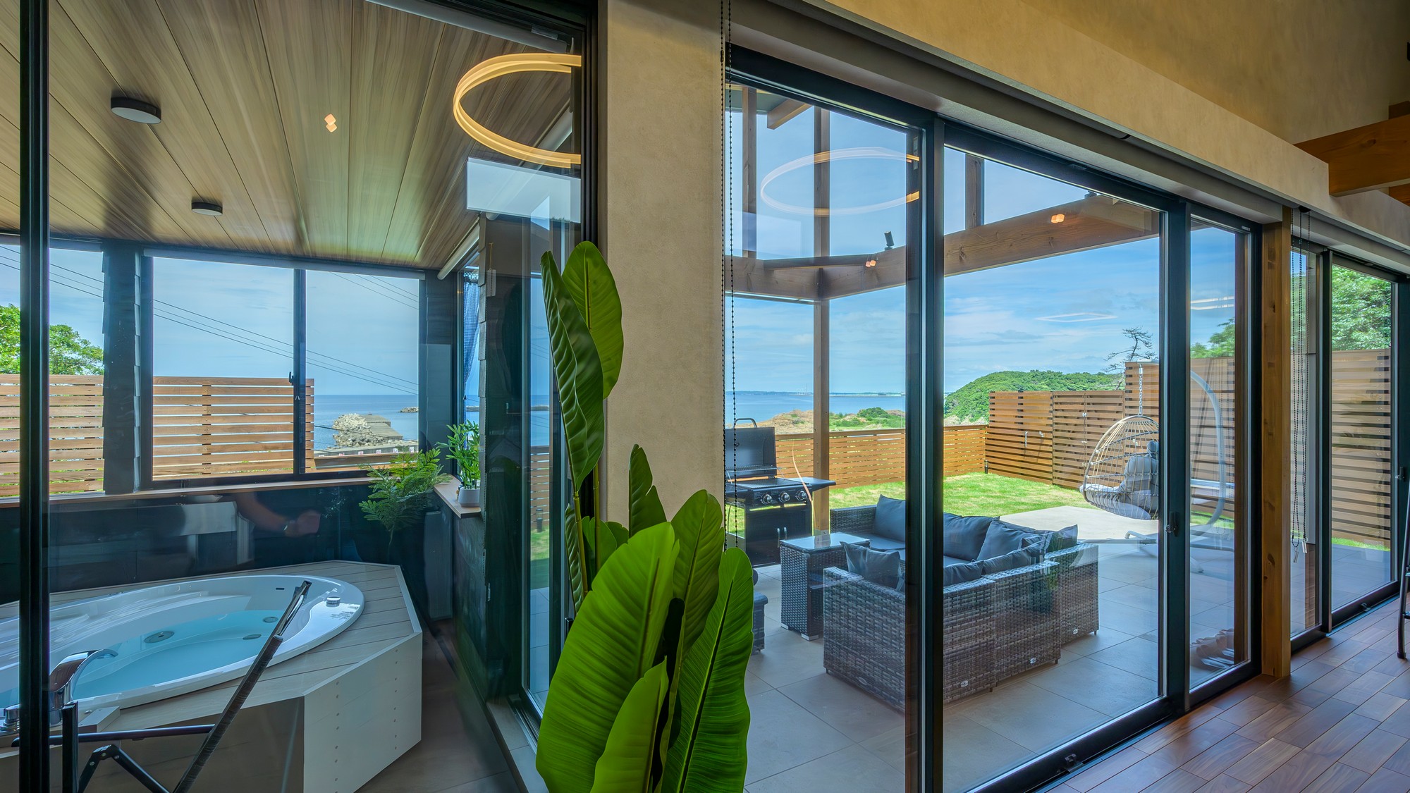 海を見晴らすパノラマビュー。ゆったりとした時間をお過ごしいただけます。