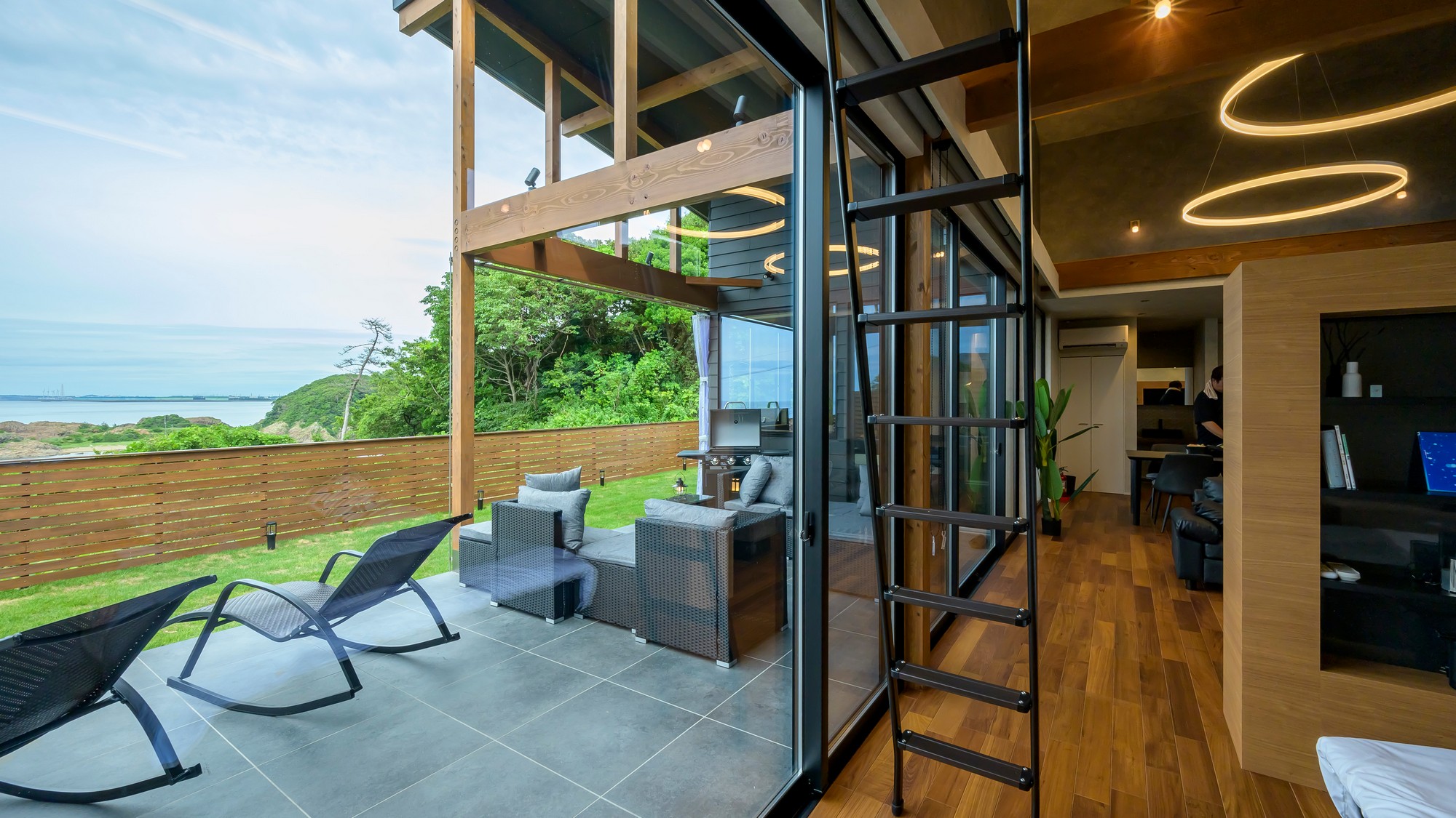 プライベートなVILLAは非日常的な空間。テラスでは食材を持ち込んでBBQも可能です。