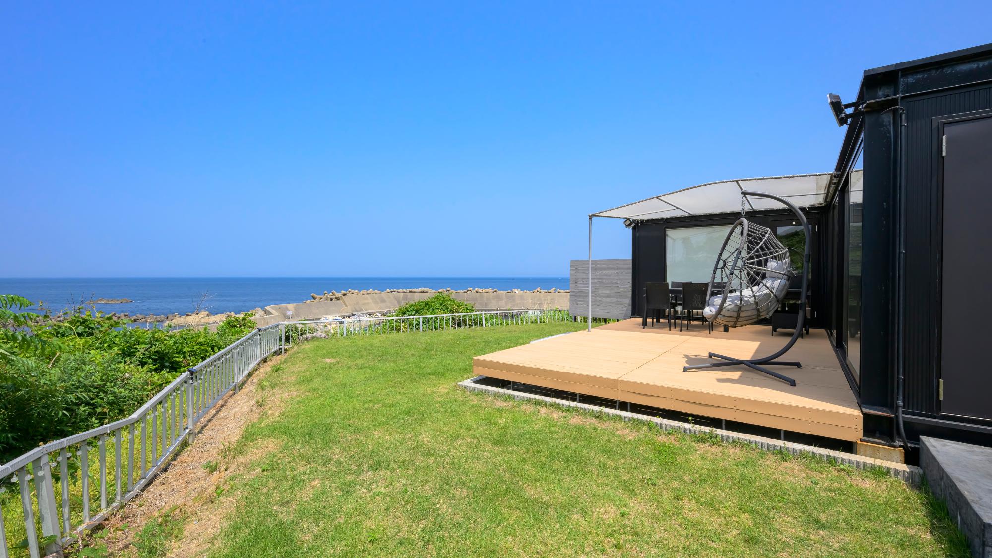 【橙ーTOU】「橙」は最も夕陽が綺麗に見えるお部屋。夏には海水浴場も近く、散策にもお勧め。