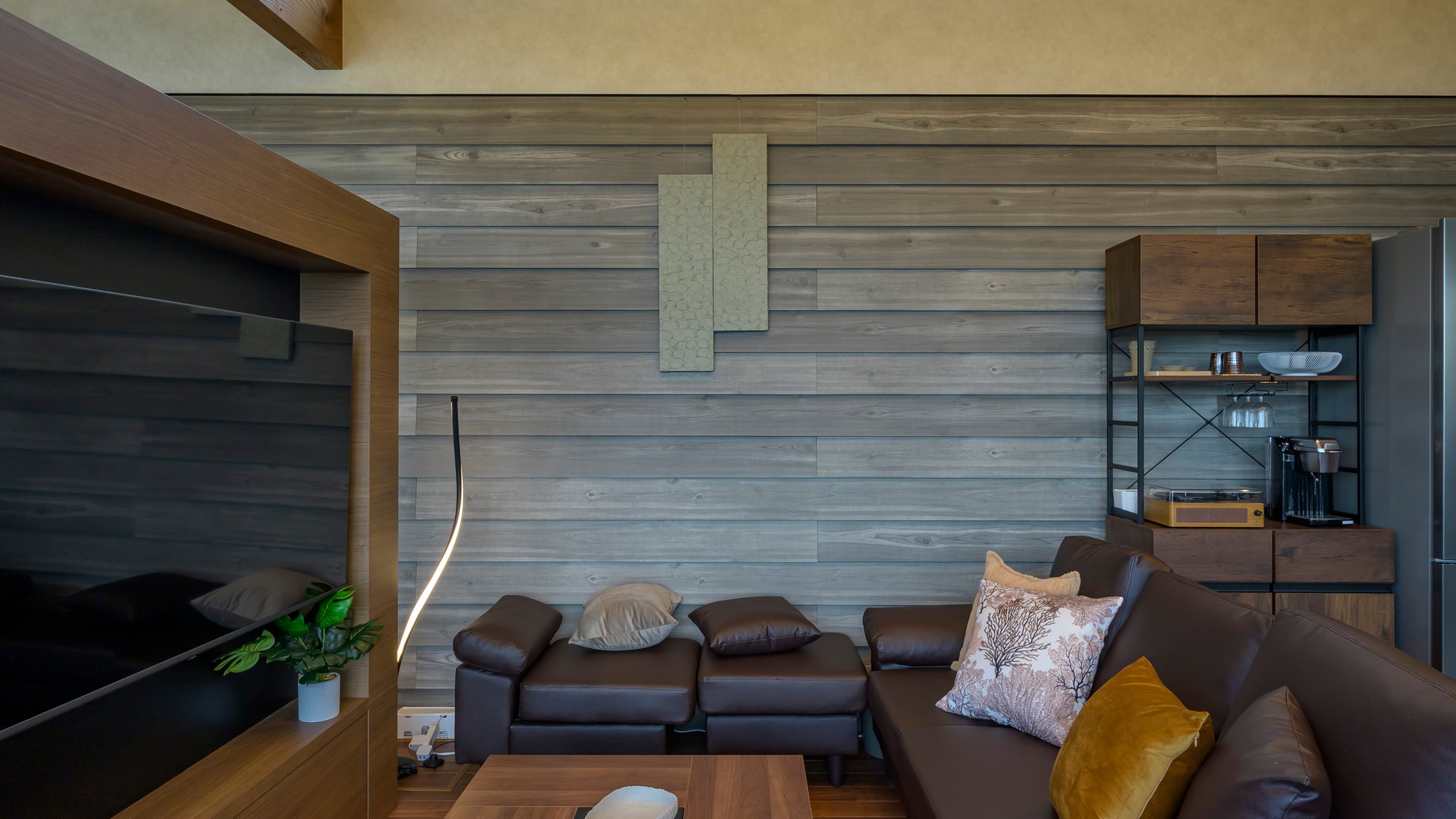 白やブラウン、やさしい色合いのALBUS.