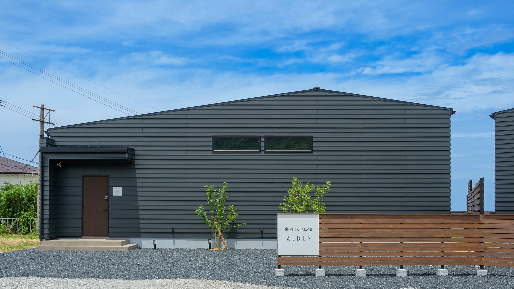 日本海を臨むVILLA TAKASU。白やブラウン、やさしい色合いの「ALBUS」