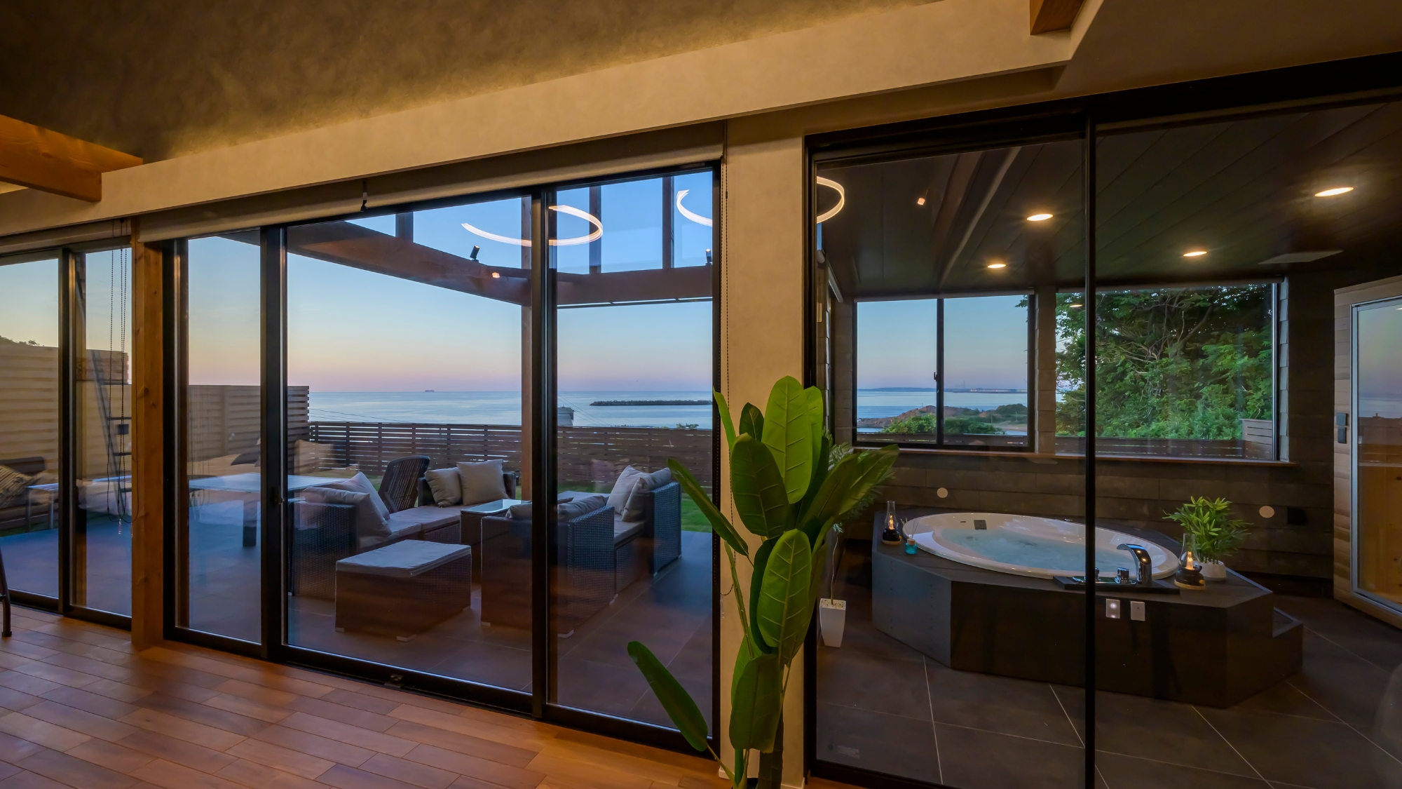 海を眺めながら寛ぐ湯あみのひととき。