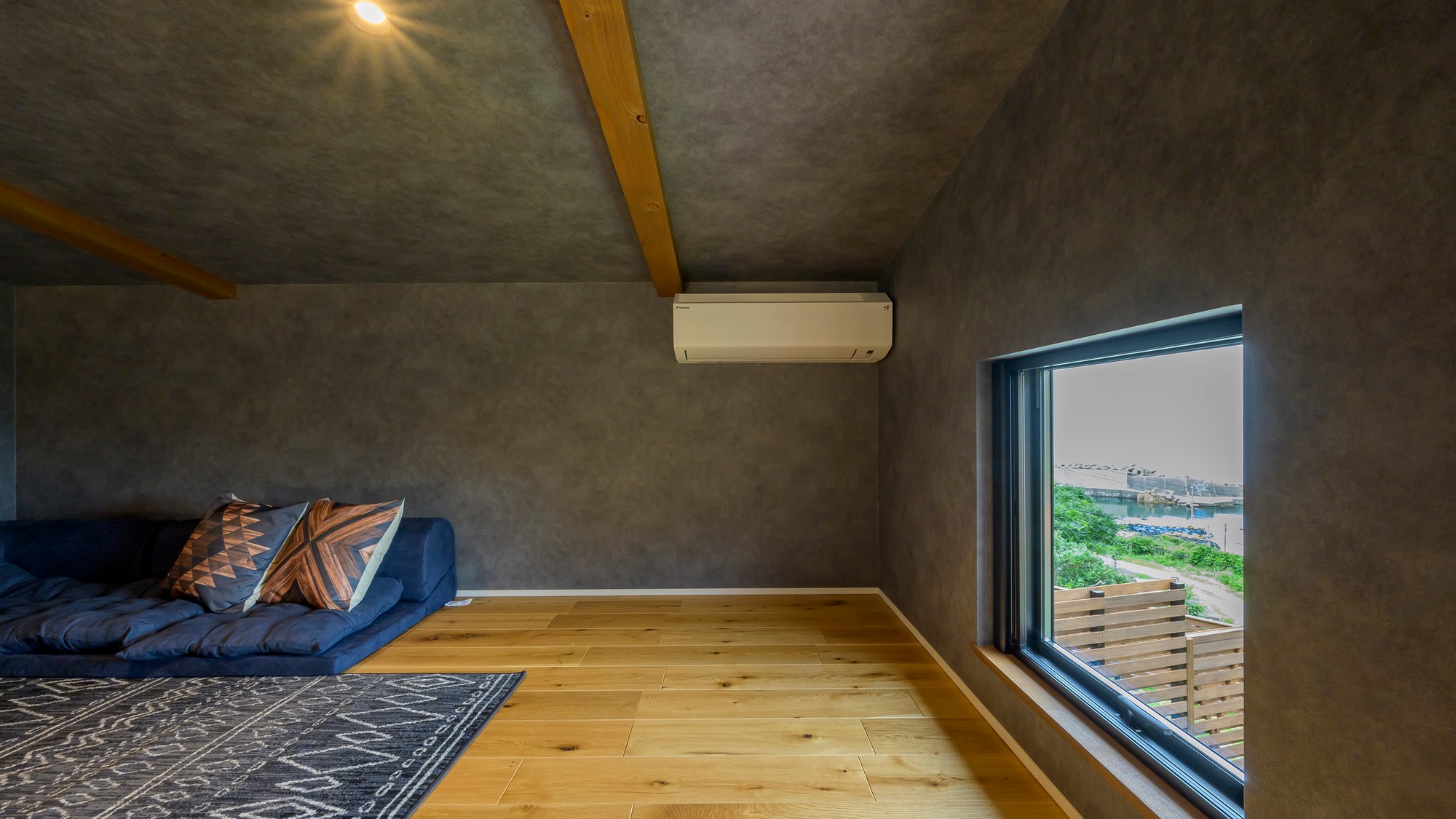 ロフトにはソファーをご用意。