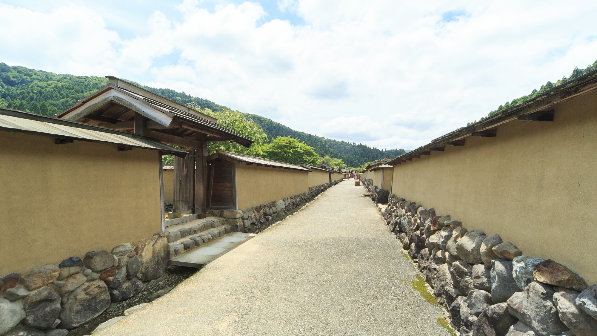 一乗谷朝倉氏遺跡は戦国時代の城下町の街並みをほぼ完全な姿で再現しています