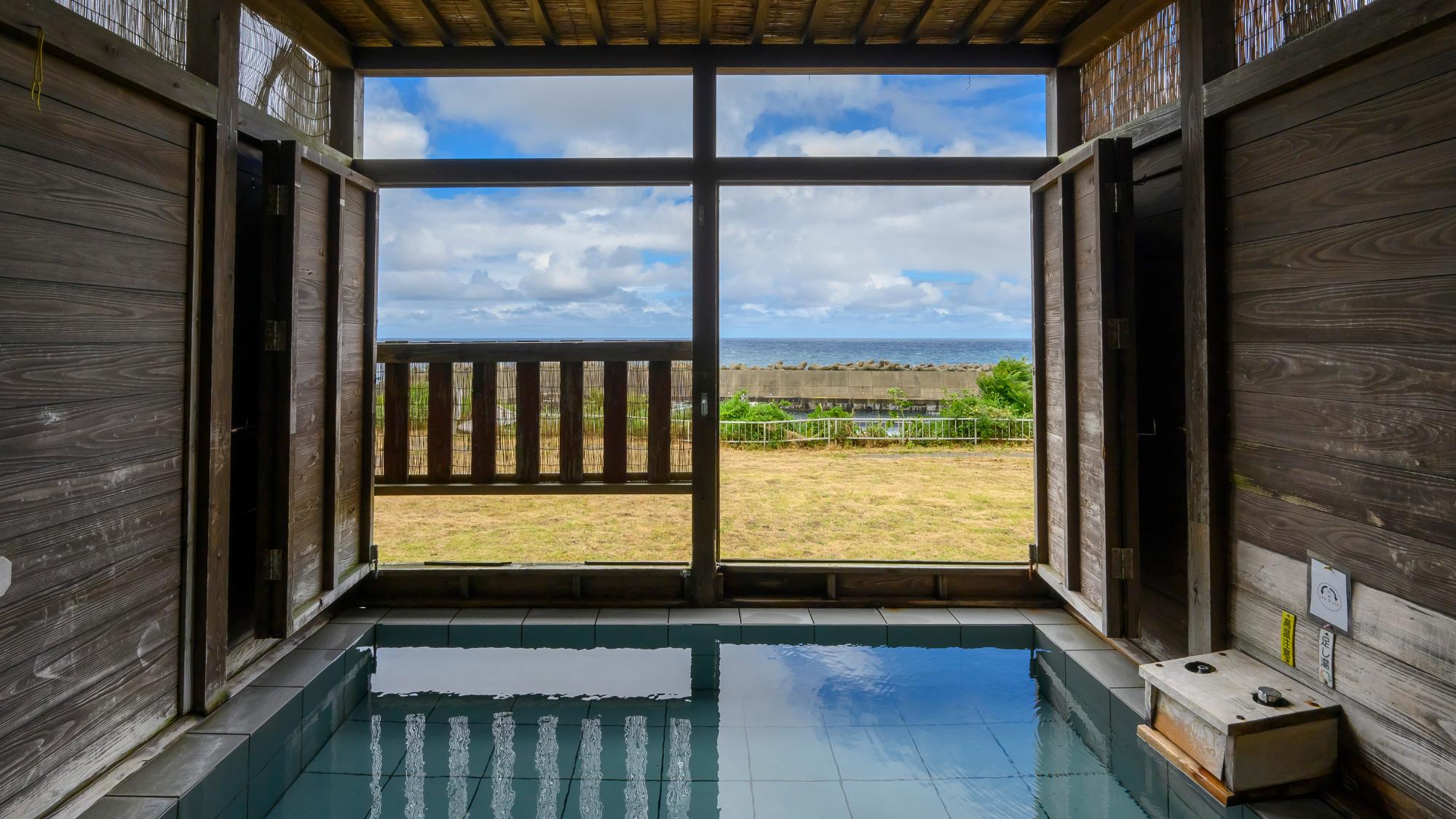 【鷹巣荘本館】明るい時間は海を、夜は満点の星空を眺める露天風呂