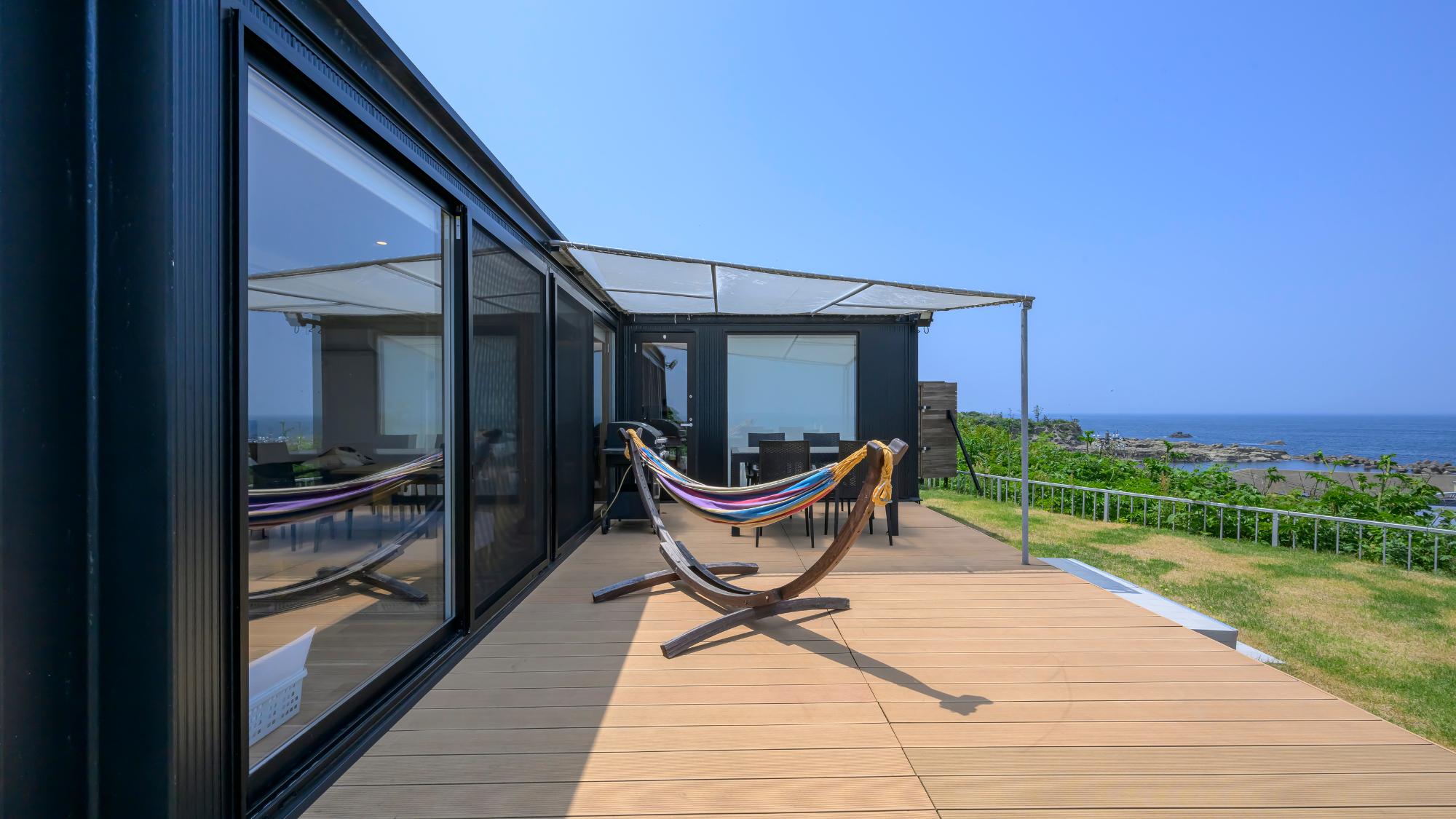 【蒼ーSOU】テラスから灯台を眺める景色がとても美しいです。※お車はお部屋の建物横に駐車可能