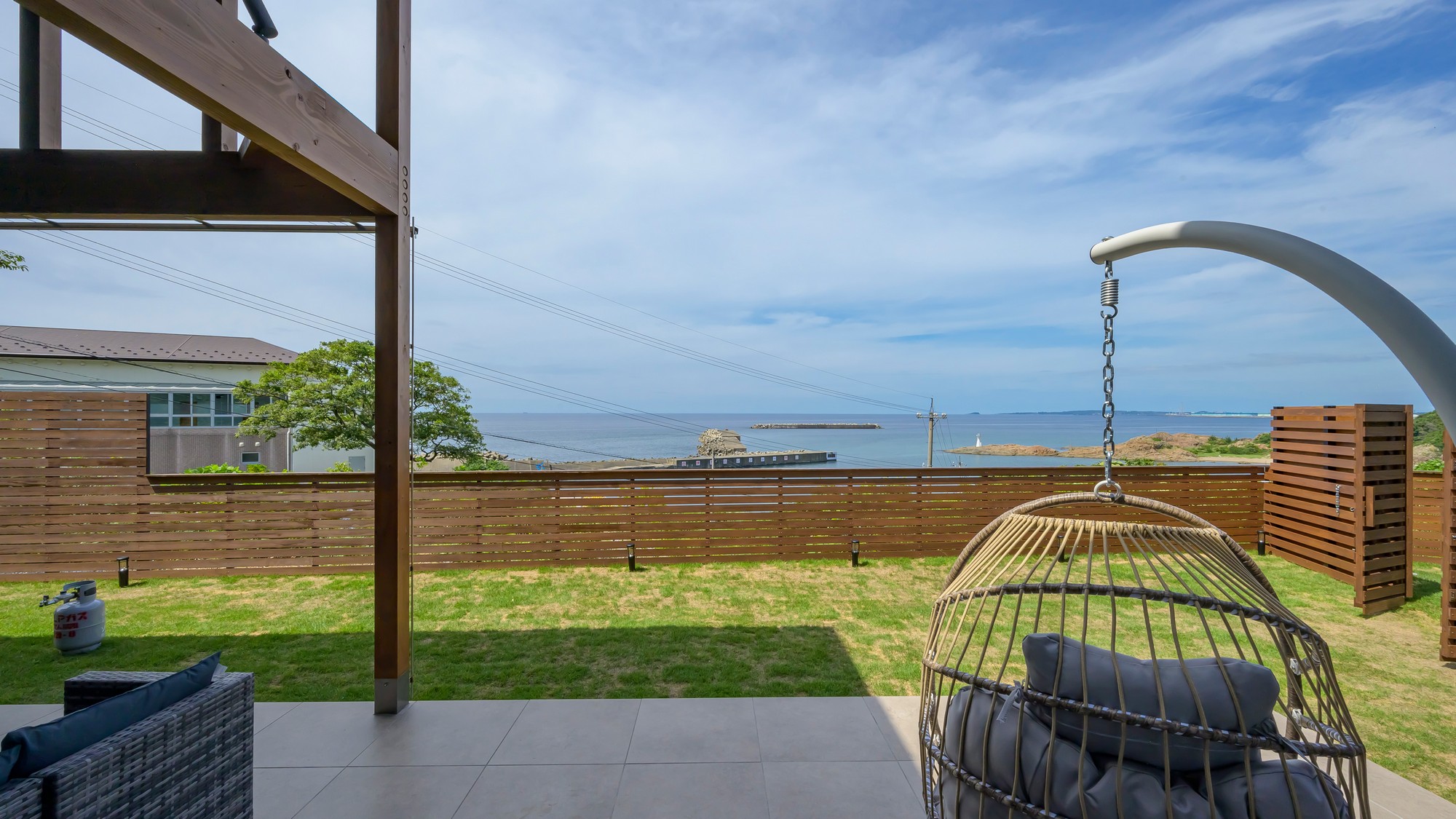 プライベートなVILLAは非日常的な空間。テラスでは食材を持ち込んでBBQも可能です。