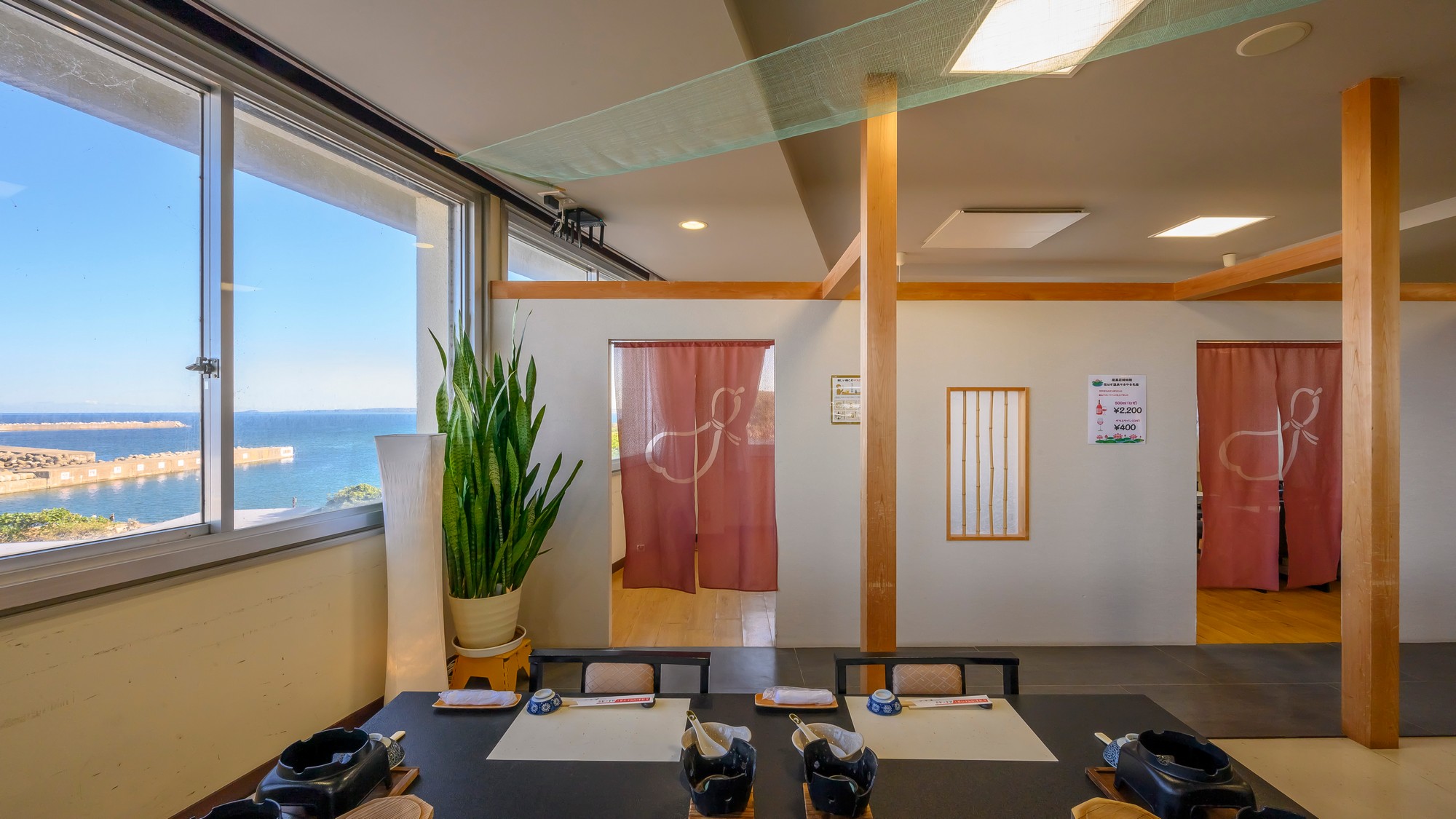 【本館】ゆったりとしたスペースで、安心してお食事をお召し上がりいただけます。