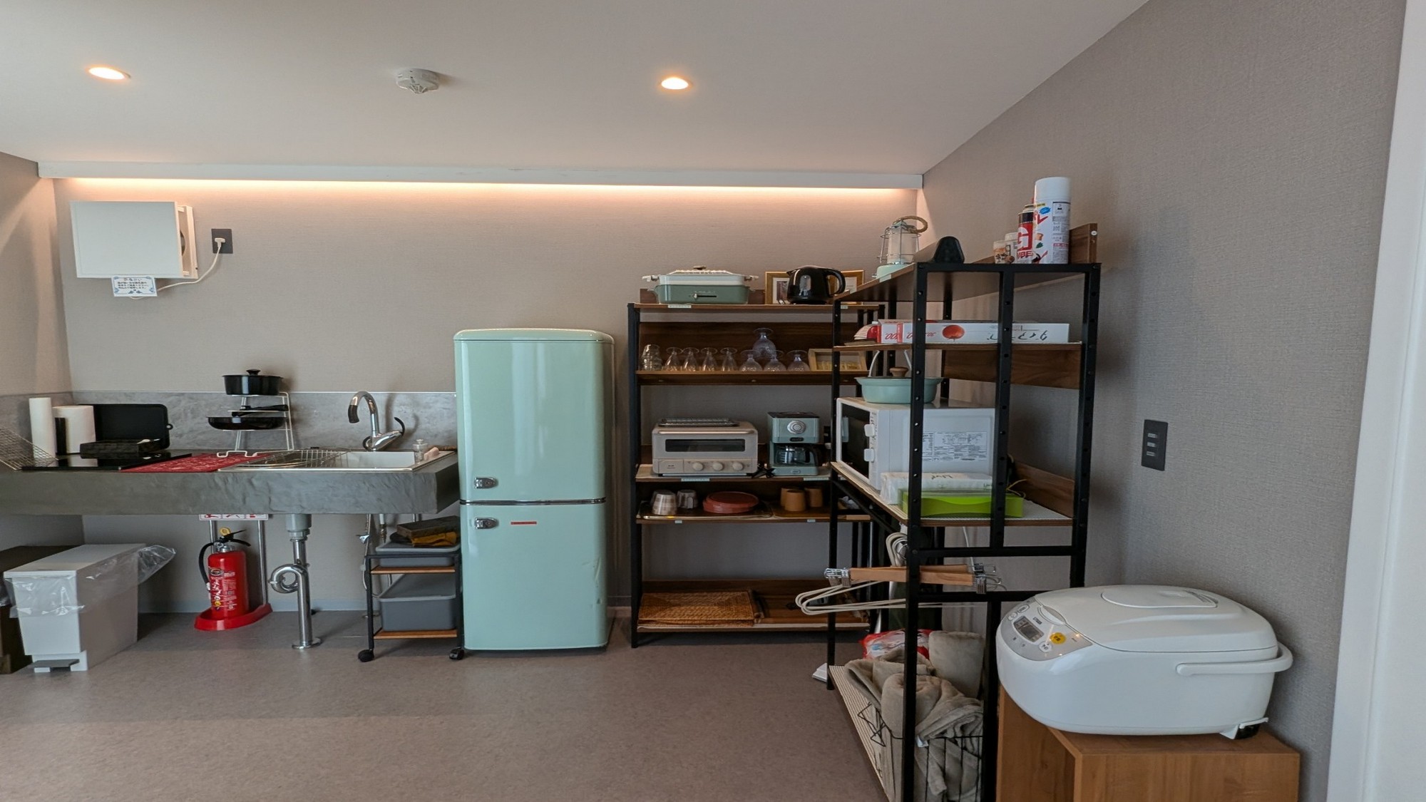 【海のHANARE】電子レンジやホットプレートなど様々な備品をご用意しております。