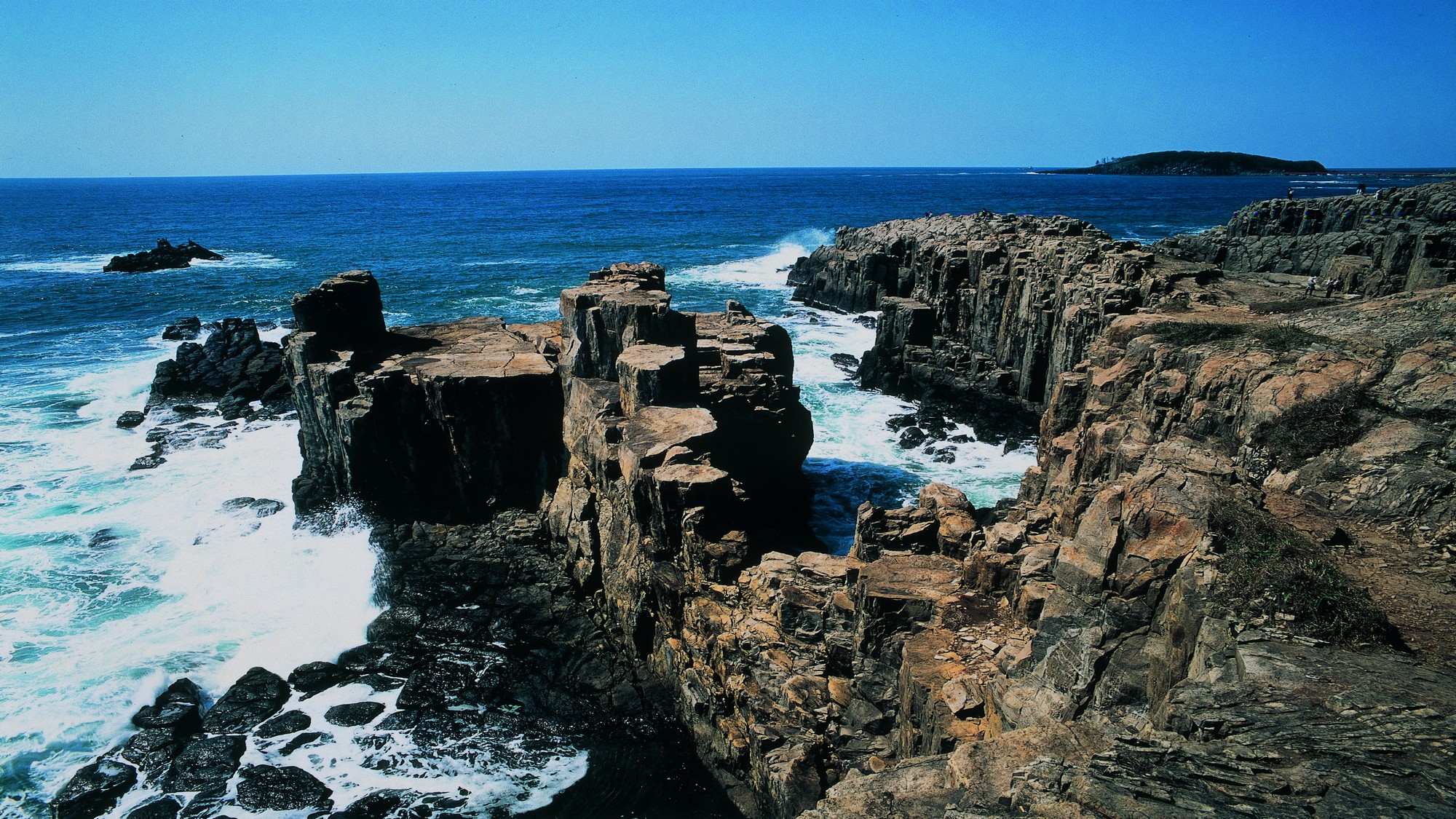 波の浸食で荒々しくカットされた断崖絶壁が続く奇勝地、東尋坊