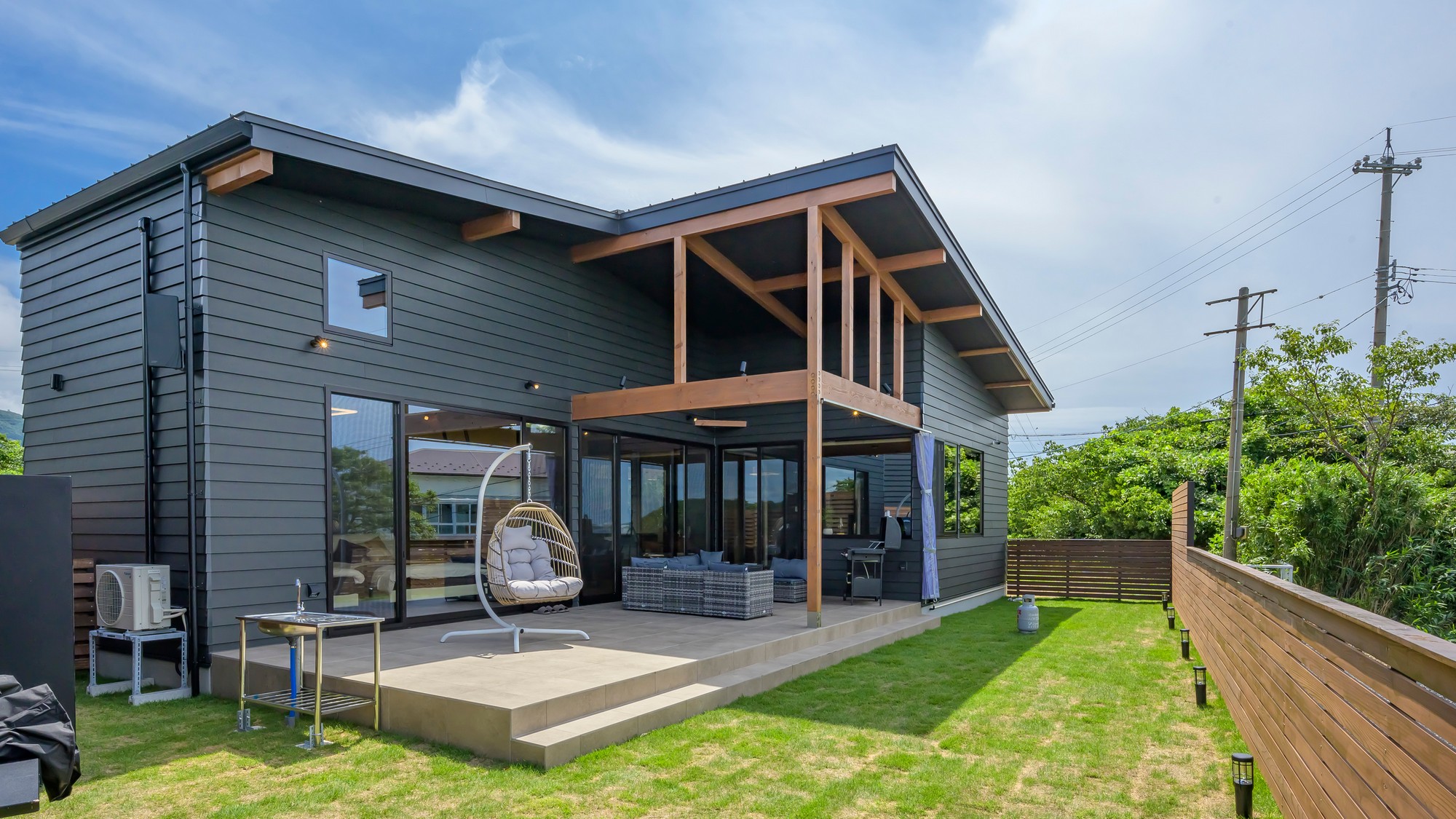 デッキや広々としたお庭でのんびりとお過ごしください