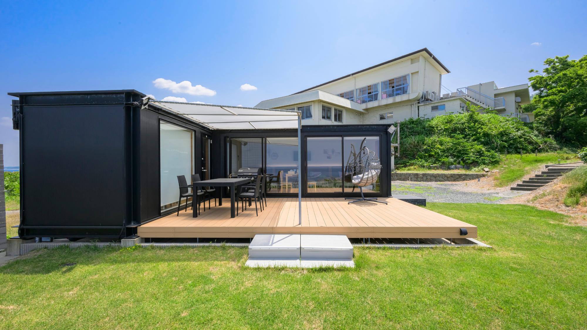 【橙ーTOU】駐車場に車を止め、遊歩道を歩いてお部屋にお入りください。
