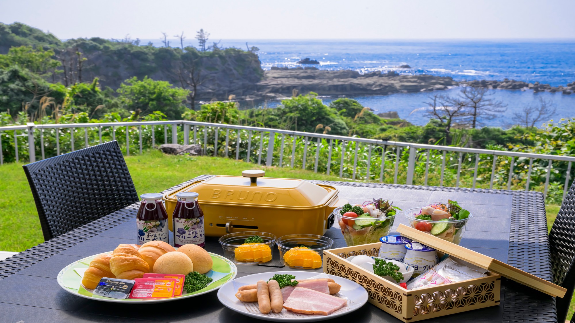 おしゃれなグランピング朝食でさわやかな朝のひと時を