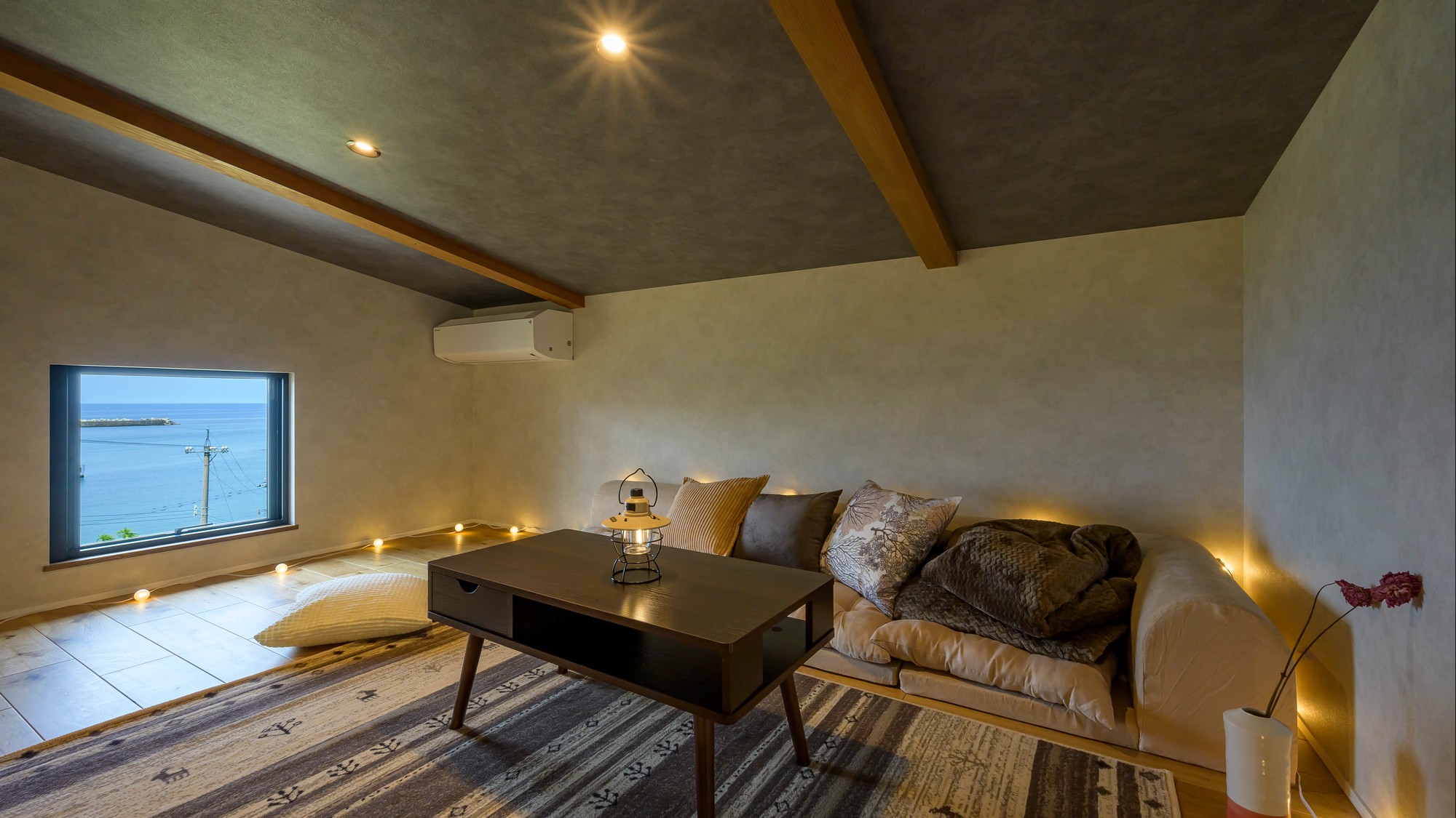 ロフトにはローソファをご用意。ゆったりとお寛ぎいただけます。